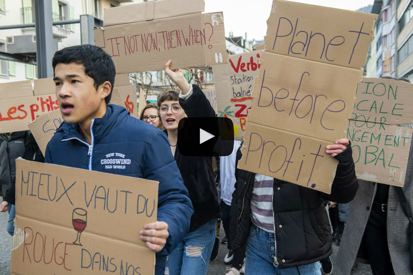 Trois cents étudiants ont manifesté à Sion pour demander aux politiques d’agir en faveur du climat.