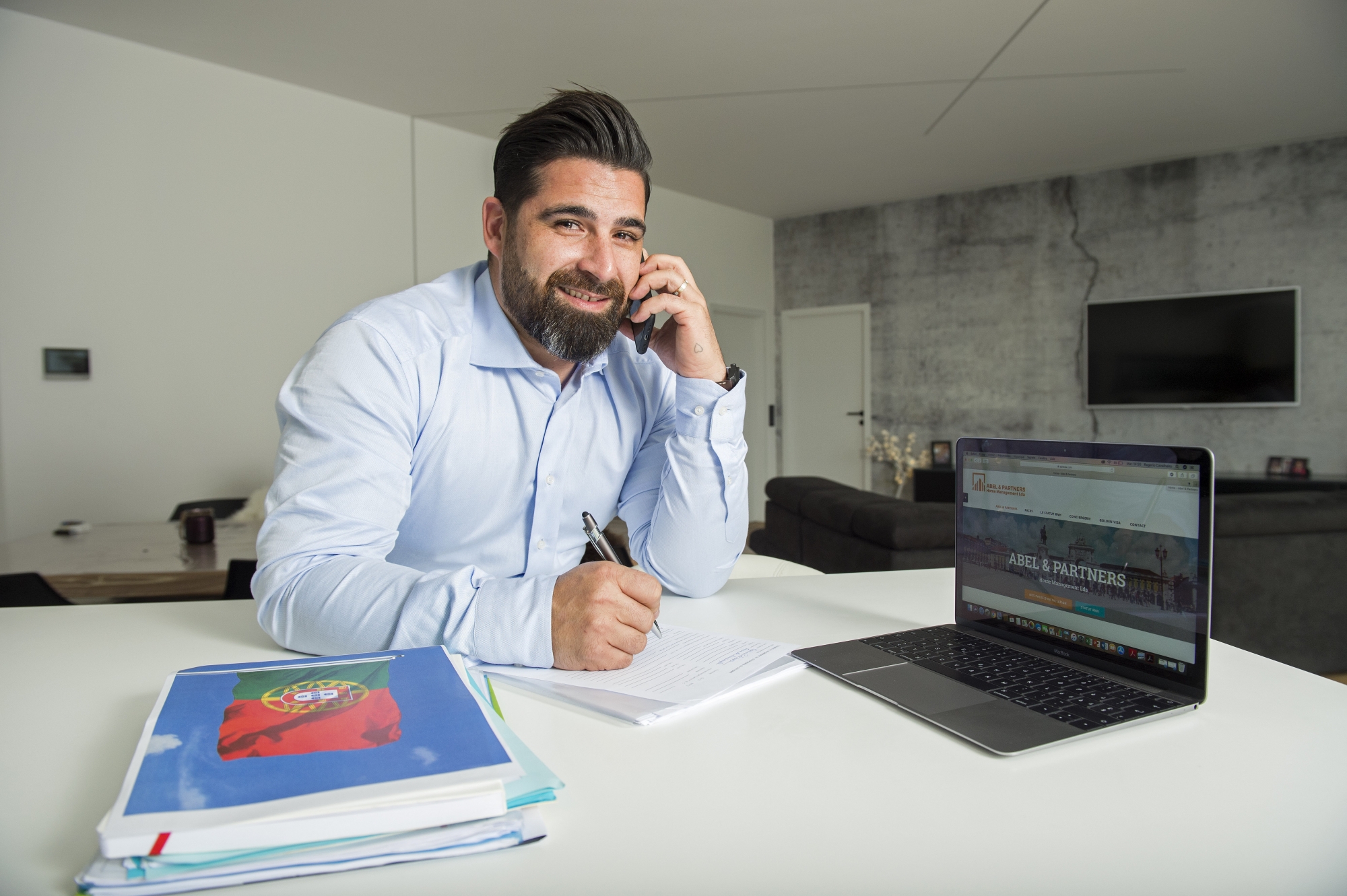 Rogerio Cavalheiro, partenaire associé d’Abel & Partners, se charge du contact des Valaisans désirant élire domicile au Portugal. Ici au téléphone avec son collègue Liucindo Abel (établi au Portugal) qui s’occupe de dénicher la future maison des expatriés sur place.