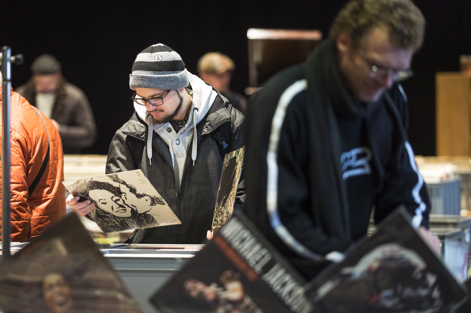 Les amateurs et collectionneurs de disques vinyles étaient nombreux ce dimanche au CERM de Martigny pour essayer de dénicher la pièce qui manquait à leur collection.