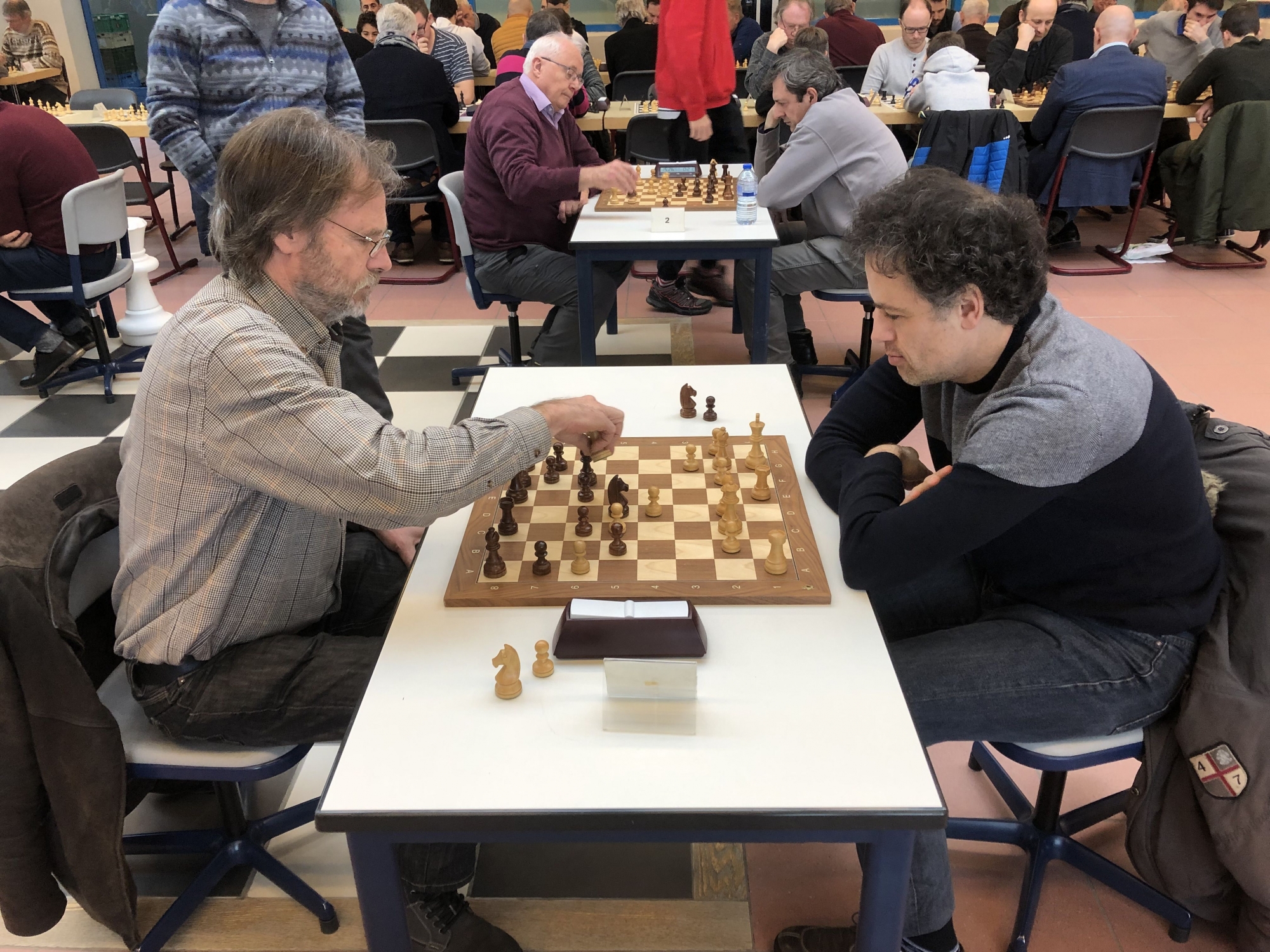 Le favori Christian Bauer (à droite), ici opposé au président de l’Union valaisanne des échecs Jean-Christophe Putallaz, n’a laissé que des miettes à ses adversaires. 