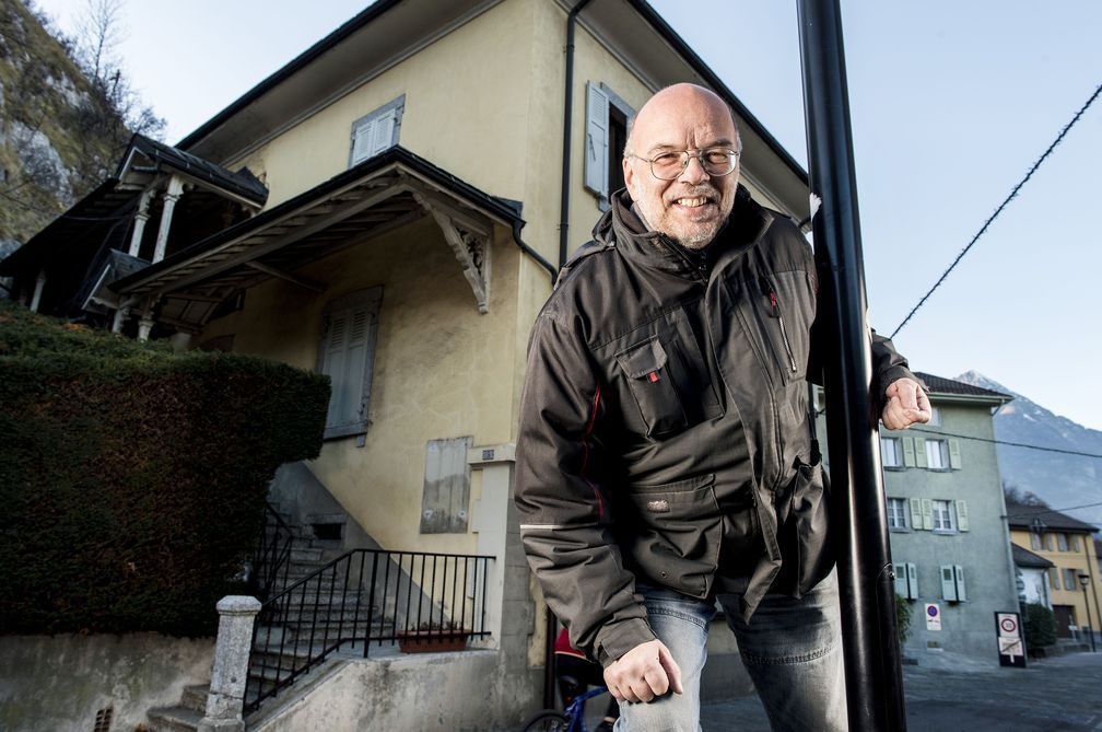 Stéphane Coiana devant l'ancienne école de la Bâtiaz qui sert notamment de local d'animation dans le quartier.