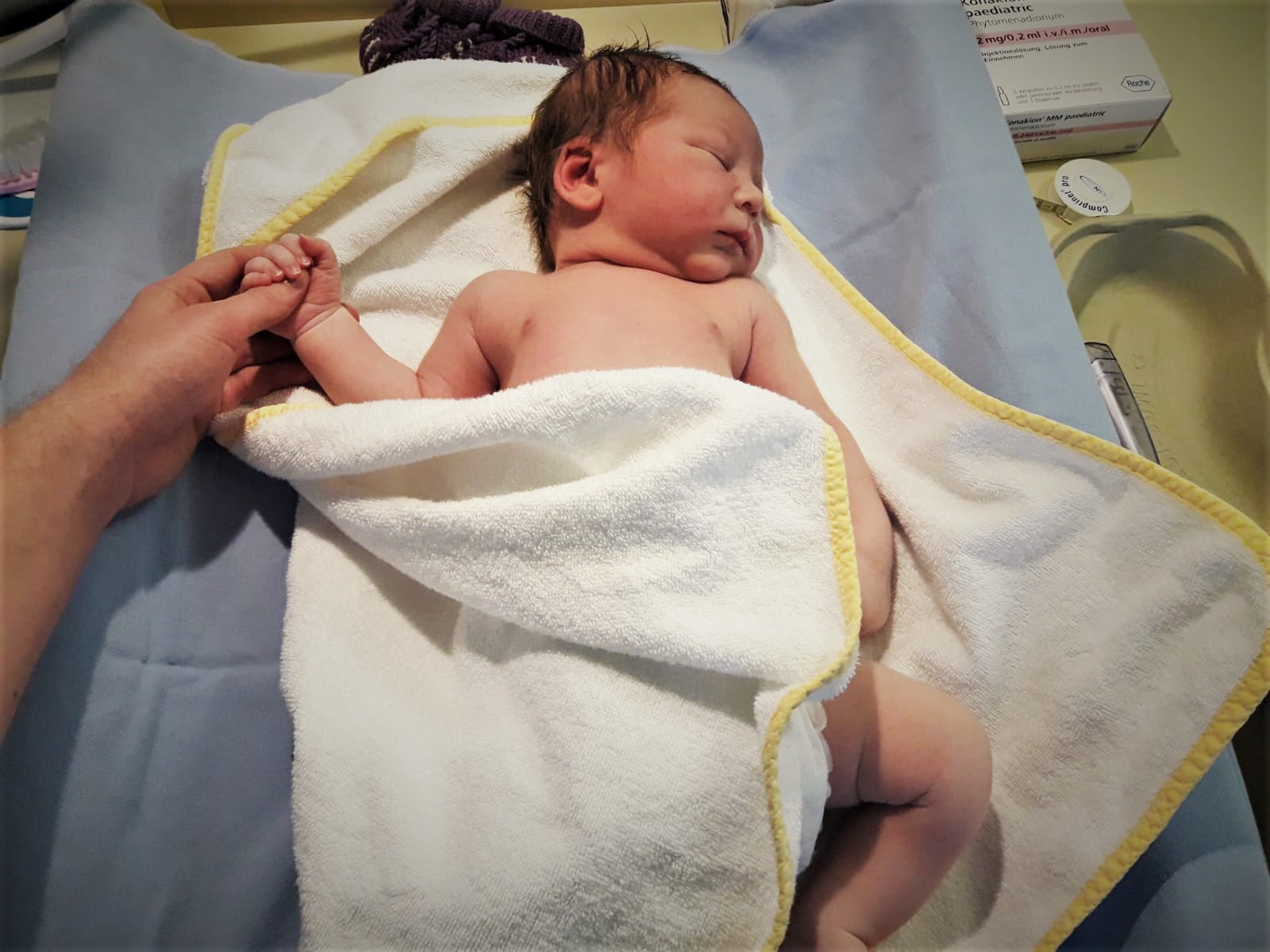 Tom est né à 10 h 23 à l’hôpital de Viège. Premier bébé valaisan de l’année, il pèse 3,95 kg pour 53 cm.