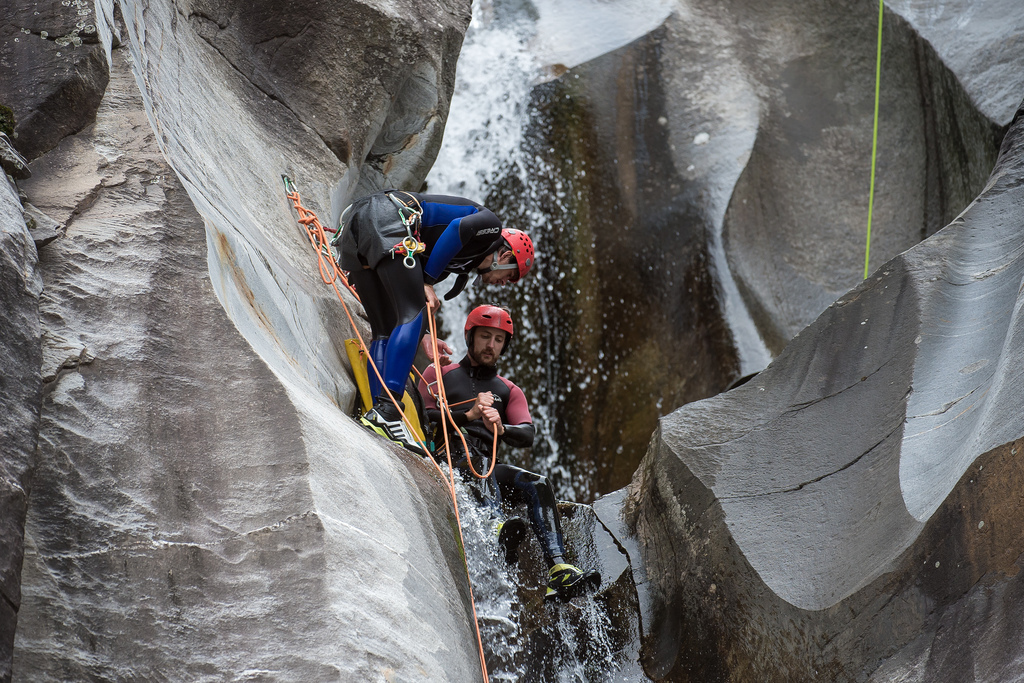 Le canyoning (photo), tout comme le rafting, les sorties à skis, snowboards, miniskis ou raquettes, le ski hors piste, les parcours de via ferrata ou encore le saut à l'élastique sont concernés.