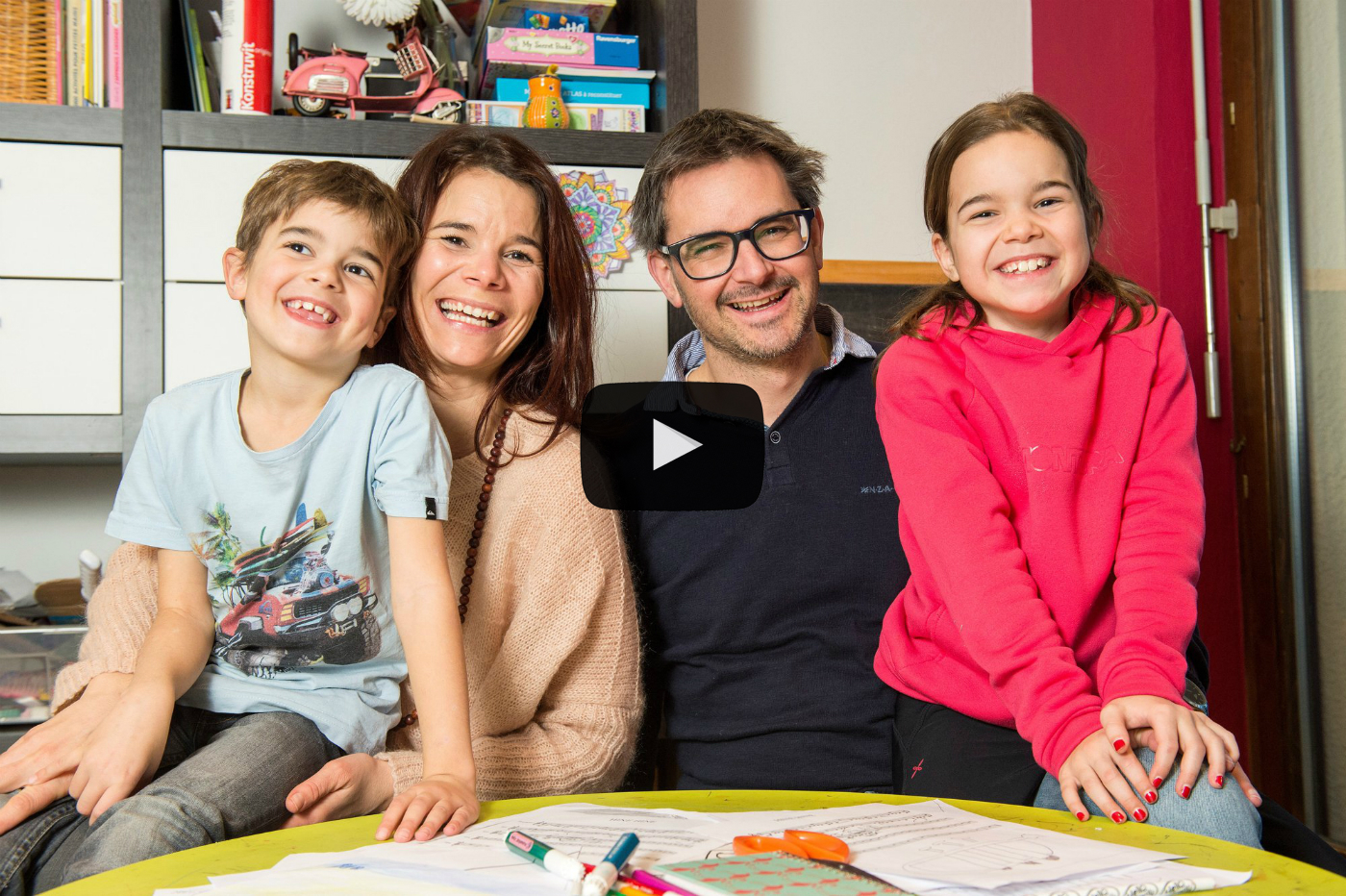 Mélanie et Didier Jacquemettaz posent dans leur maison d'Orsières avec leurs enfants Noëlly et Julien.