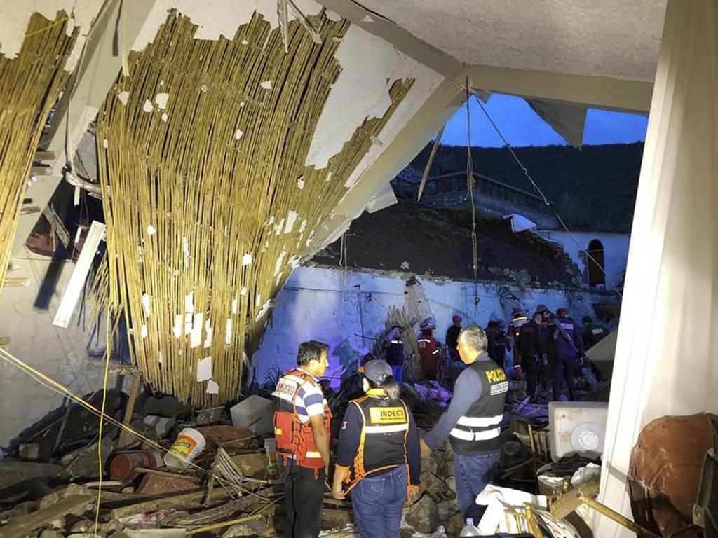 Un mur extérieur de l'hôtel a été détruit, ce qui a provoqué la chute du toit.