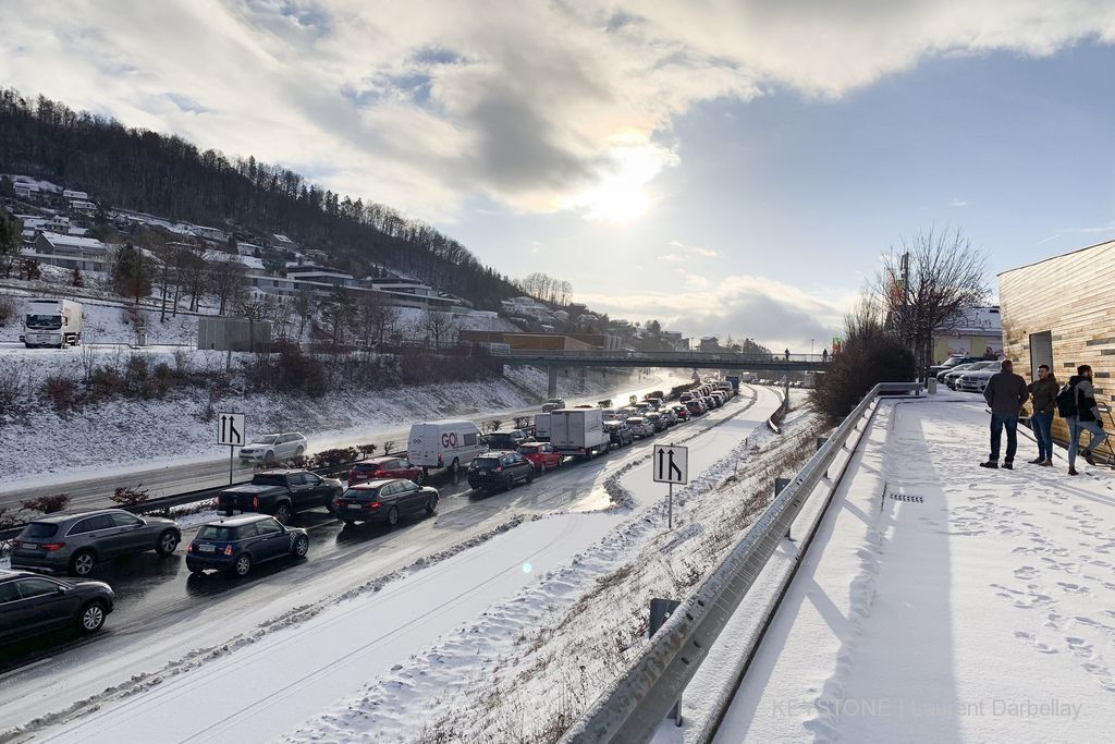 Des voitures sont arrêtées dans un bouchon à la suite des chutes de neige sur l'autoroute A9 mardi matin à Lutry.