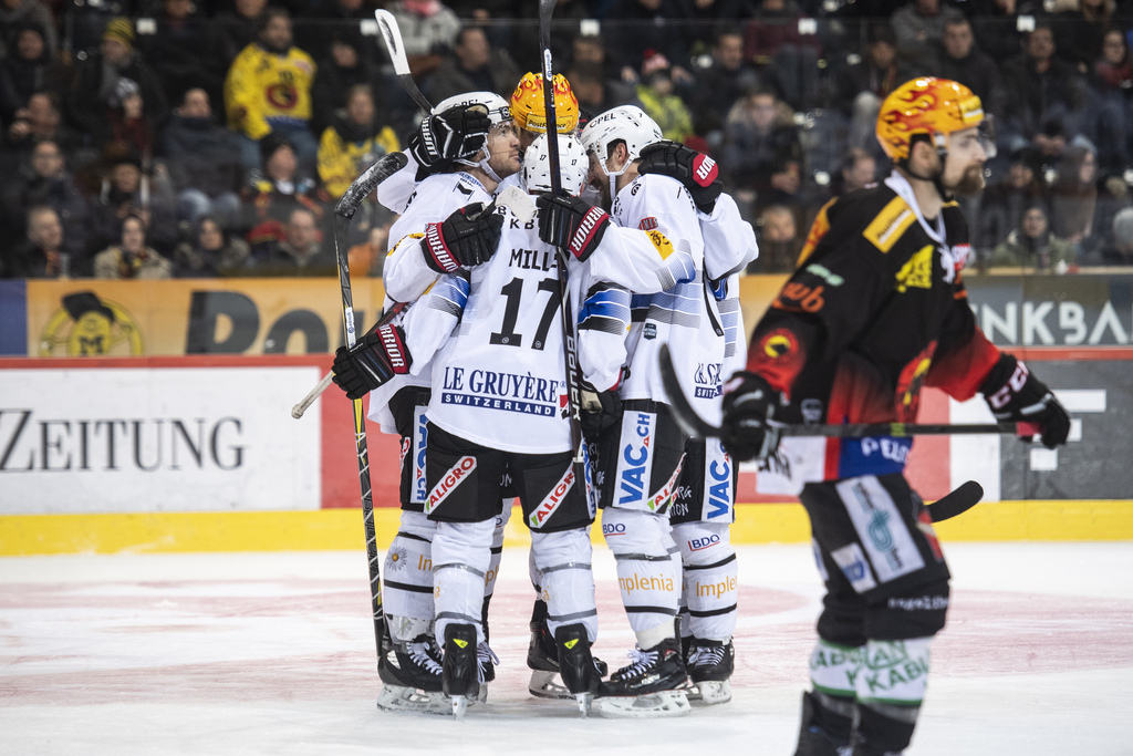 Les joueurs de Fribourg célèbrent le premier but de la soirée contre Berne.