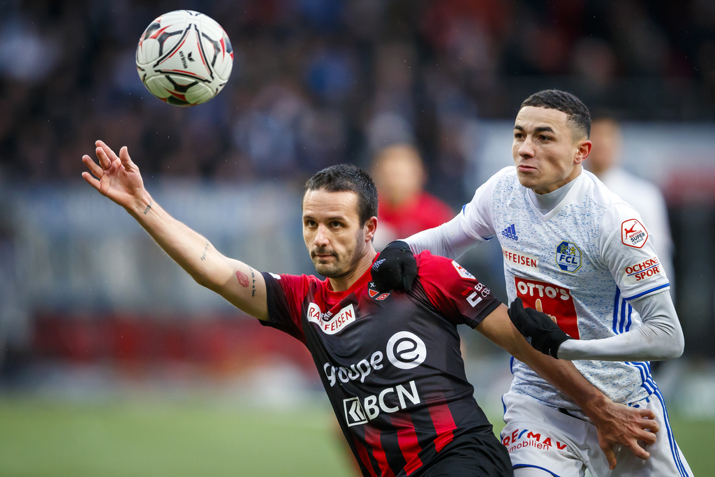 Raphael Nuzzolo, Xamax, lutte pour le ballon avec le defenseur lucernois Ruben Vergas en Super-League ce dimanche. 