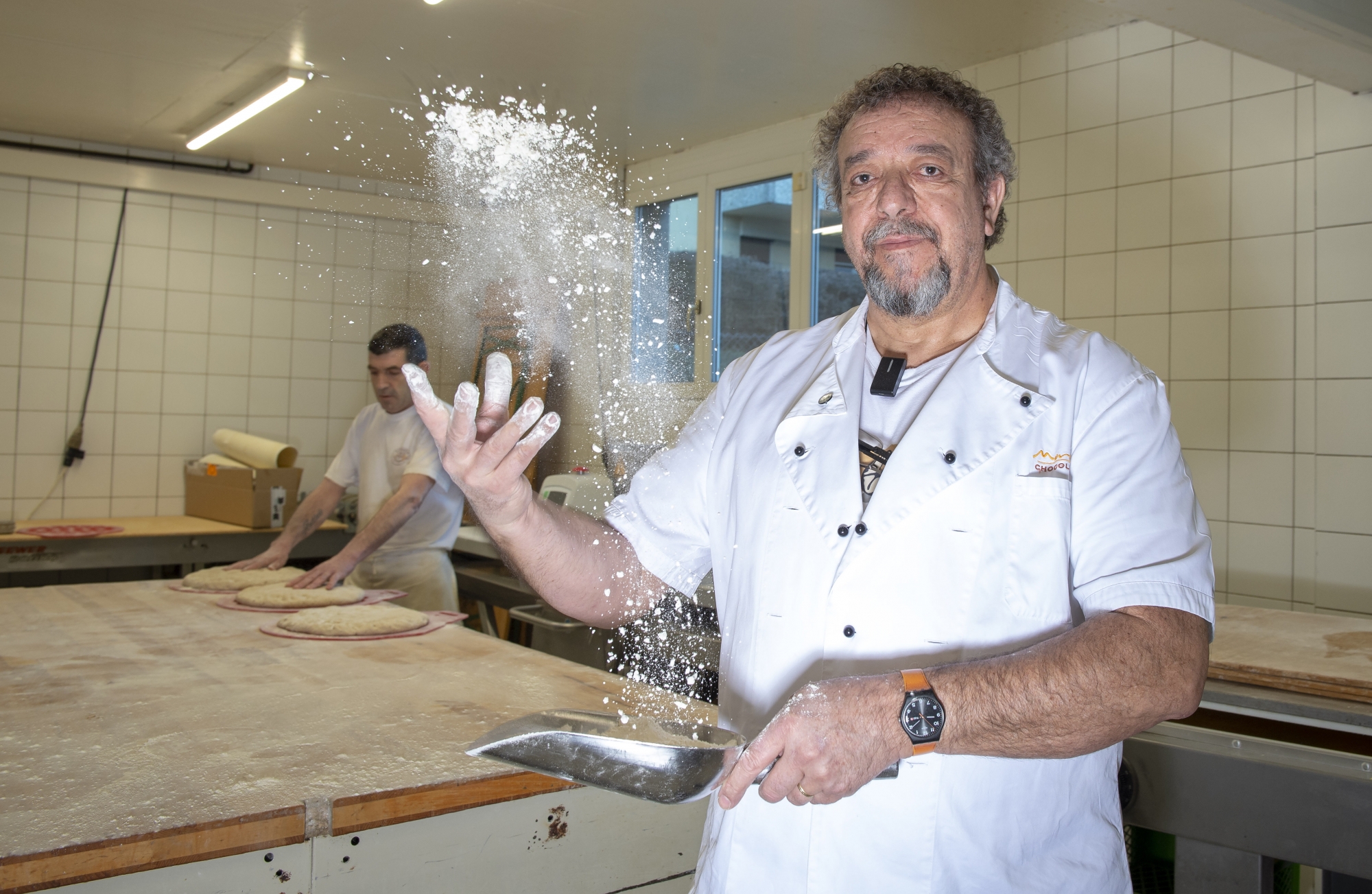 A Sierre, Werner Moreillon tient sa boulangerie depuis 34 ans. Pour survivre face à la concurrence des super-marchés et stations-services, il mise sur la proximité et le côté authentique de ses produits. 