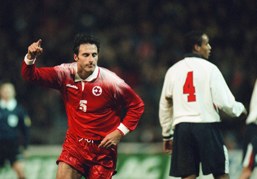 Ramon Vega, ici en 1998 après son but en amical face à l'Angleterre de Paul Ince, dit avoir reçu beaucoup d'encouragements (archives).