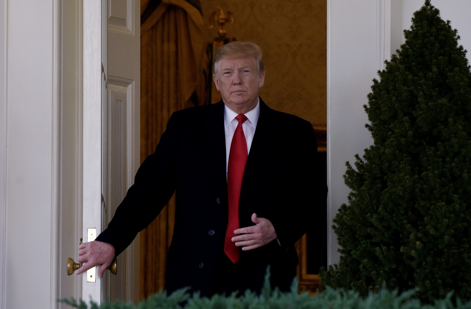 epa07319565 US President Donald J. Trump leaves the Oval Office to make a statement announcing that a deal has been reached to reopen the government through Feb. 15 during an event in the Rose Garden of the White House in Washington, DC, USA, 25 January 2019.  Trump announced a deal had been reached to end the ongoing partial shutdown of the federal government. The shutdown began when Congress and Trump failed to strike a deal on border security before a 22 December 2018 funding deadine.  EPA/Olivier Douliery / POOL USA TRUMP WHITE HOUSE