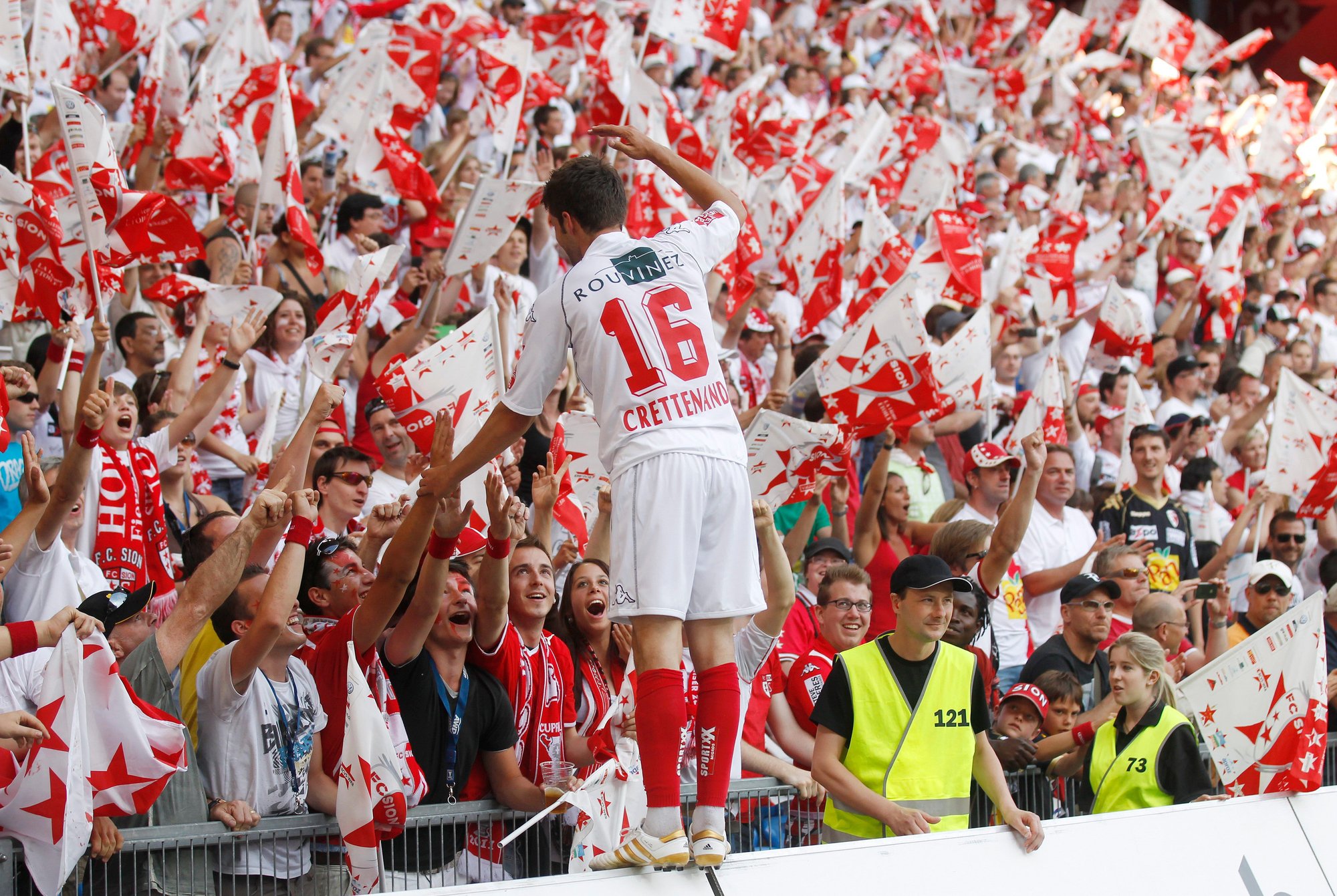 Didier Crettenand salue les supporters du FC Sion après la victoire en finale de la Coupe de Suisse contre Neuchâtel Xamax en 2011 à Bâle.