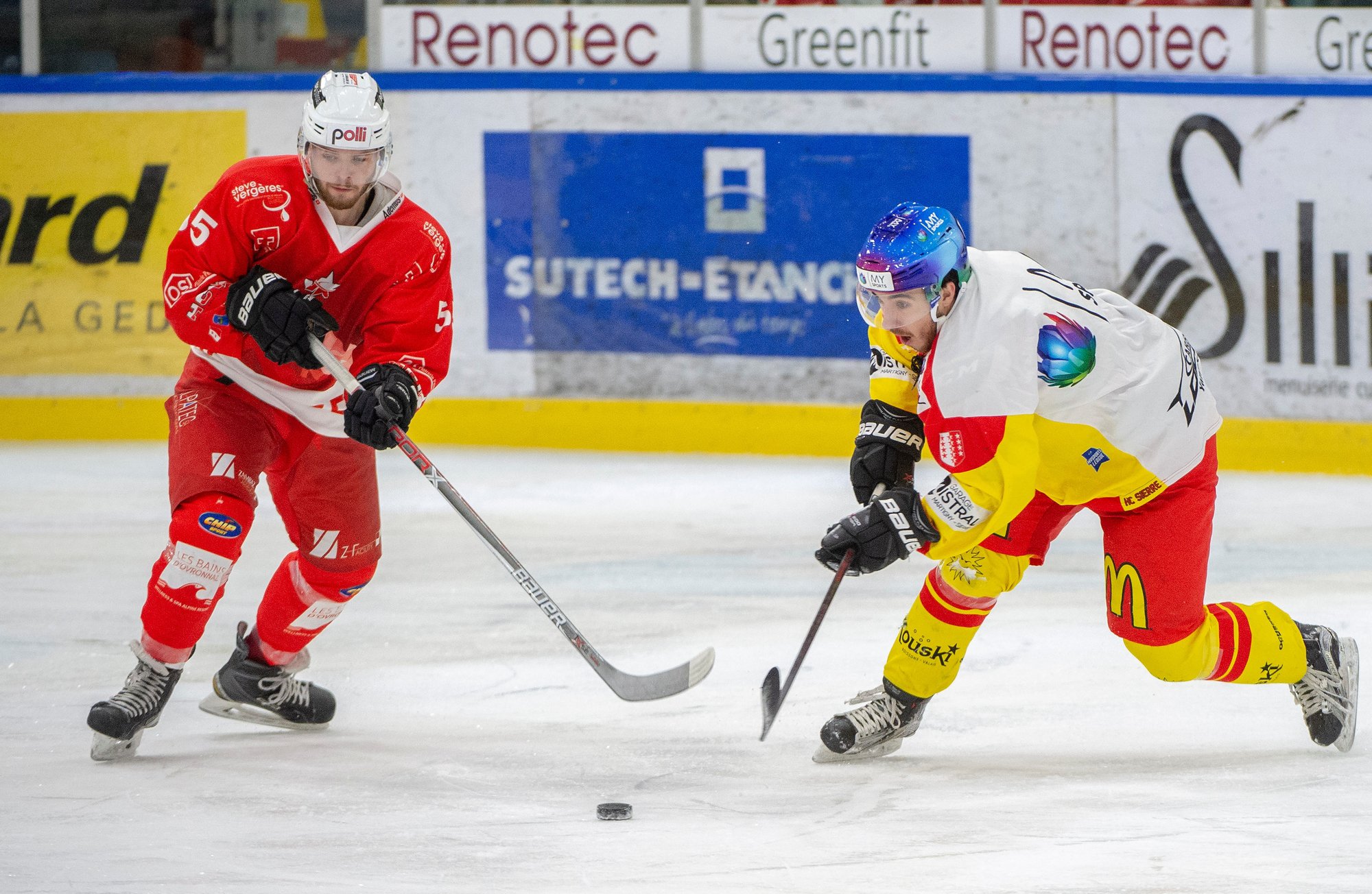 Robin Vuilleumier et Bryan Abreu devront attendre une éventuelle finale pour se disputer le puck.