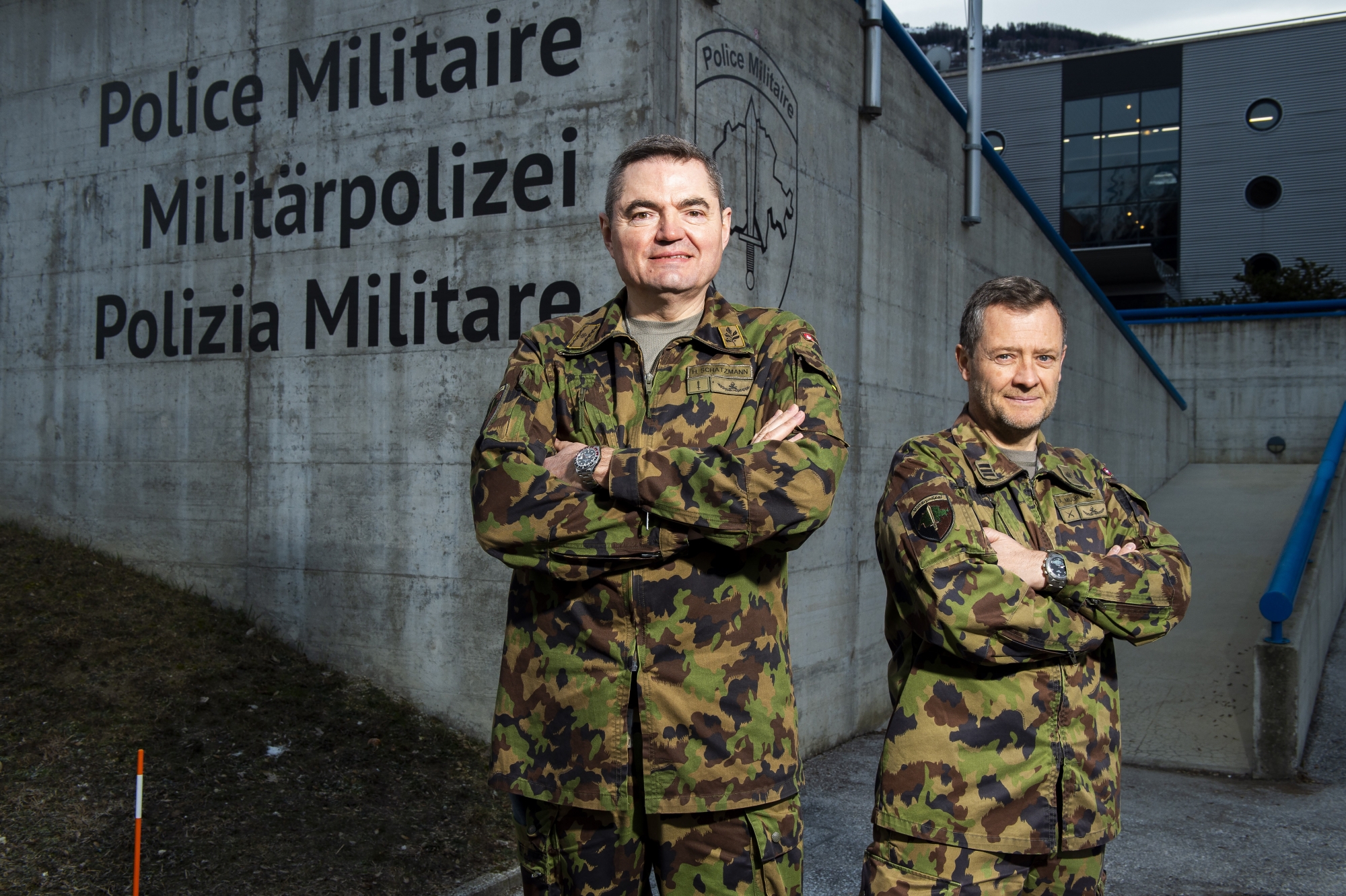 Le brigadier Hans Schatzmann, commandant de la police militaire, et le colonel EMG André Mudry ne regrettent pas d'avoir déménagé en Valais.