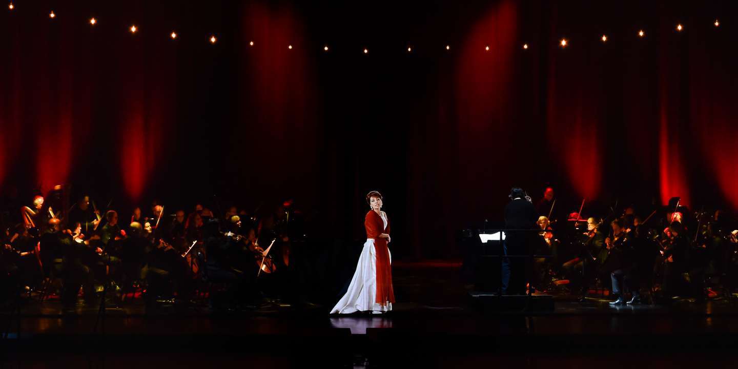 La cantatrice grecque Maria Callas de retour sur scène quarante et un ans après sa mort grâce à un hologramme. Le spectacle a autant fasciné qu'irrité la critique.