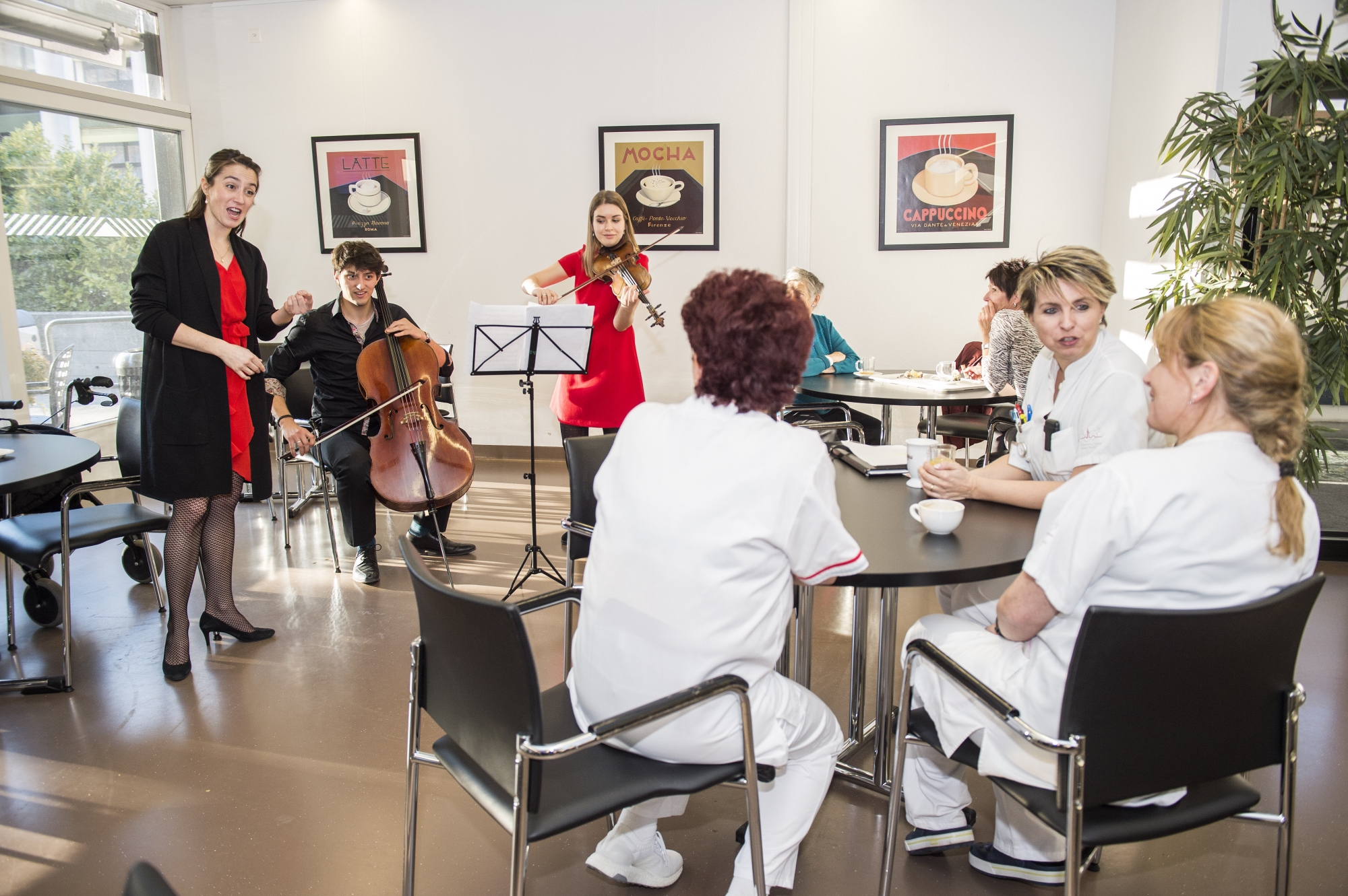 Laure Barras et les musiciens professionnels Ugo et Elena Reser ont fait un concert à la cafétéria de l'hôpital martignerain après avoir chanté pour les patients aux étages.