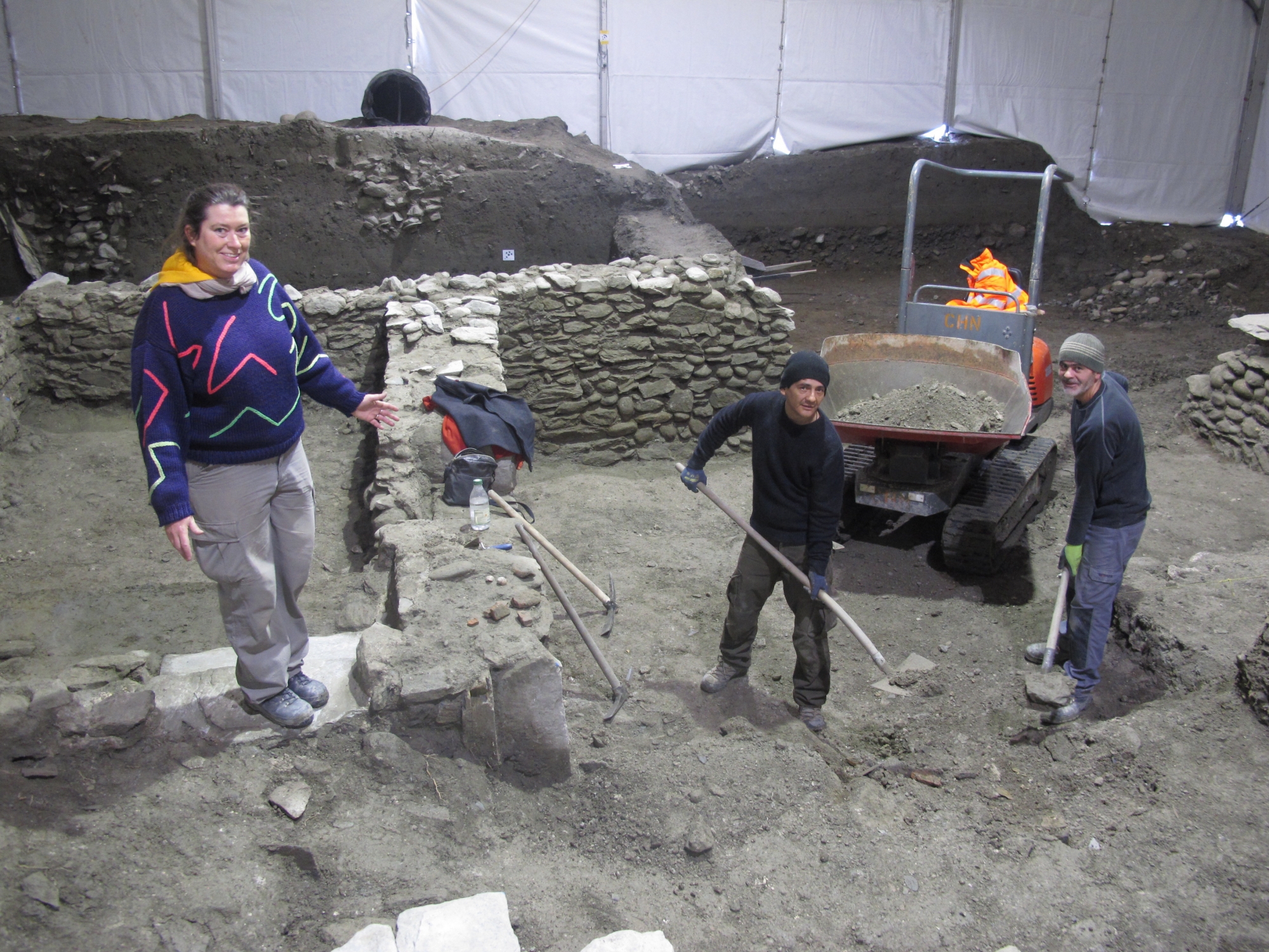 Marie-Paule Guex, archéologue responsable du chantier, présente une partie des vestiges découverts lors du creusement du parking souterrain du Midi.