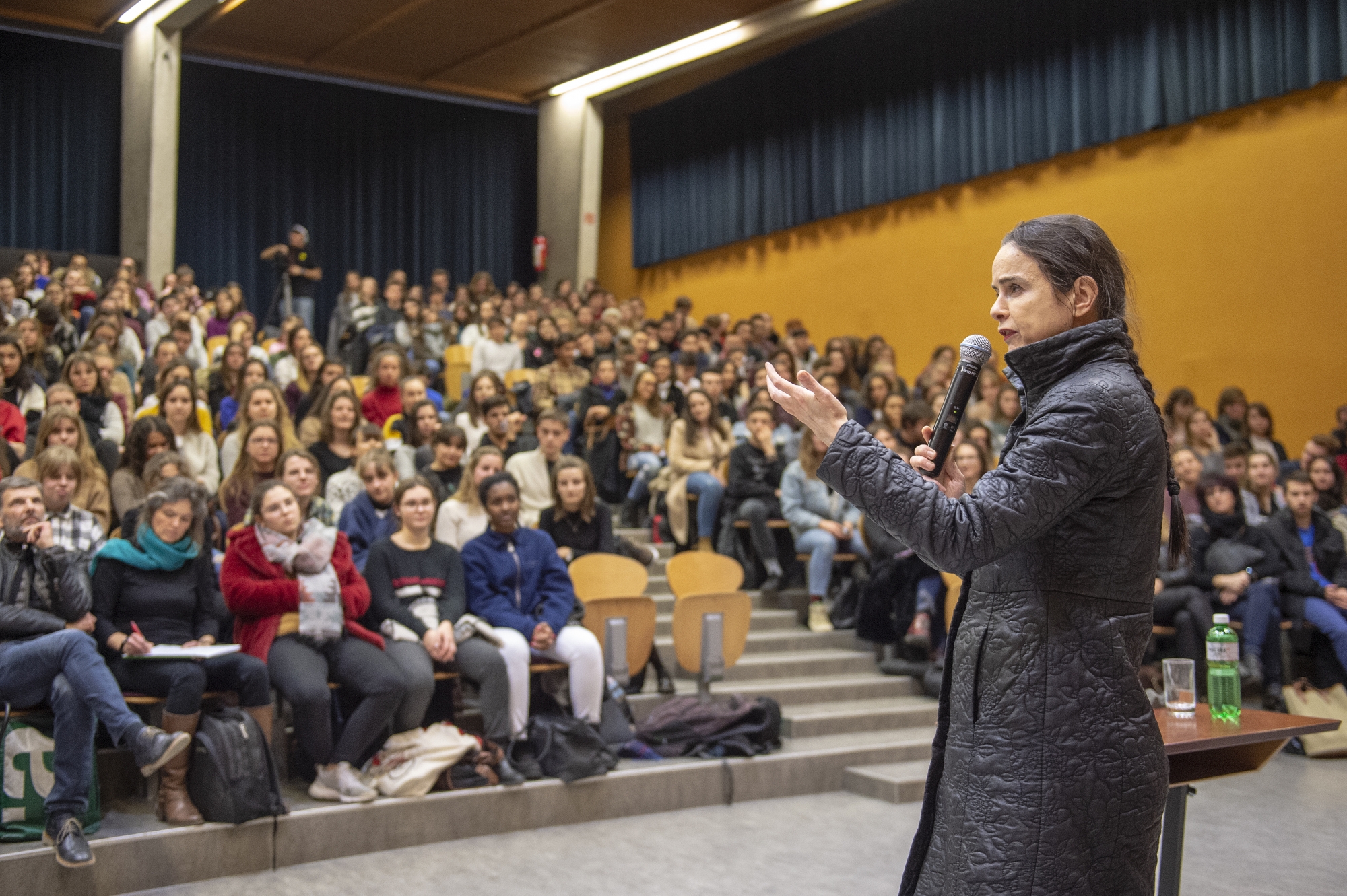 Echanges nourris et passionnants entre l'auteure Amélie Nothomb et les étudiants valaisans.