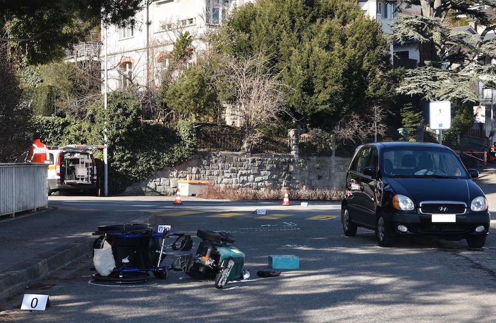 La voiture l'a percuté et projeté au sol. 