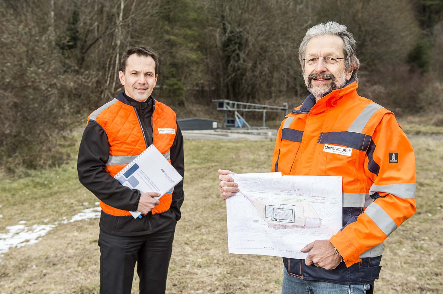 Pascal Helfer, chef de projet et Jean-Marc Lavanchy, hydrologue expert, sur le site de la mise à l'enquête du projet de géothermie à Lavey.