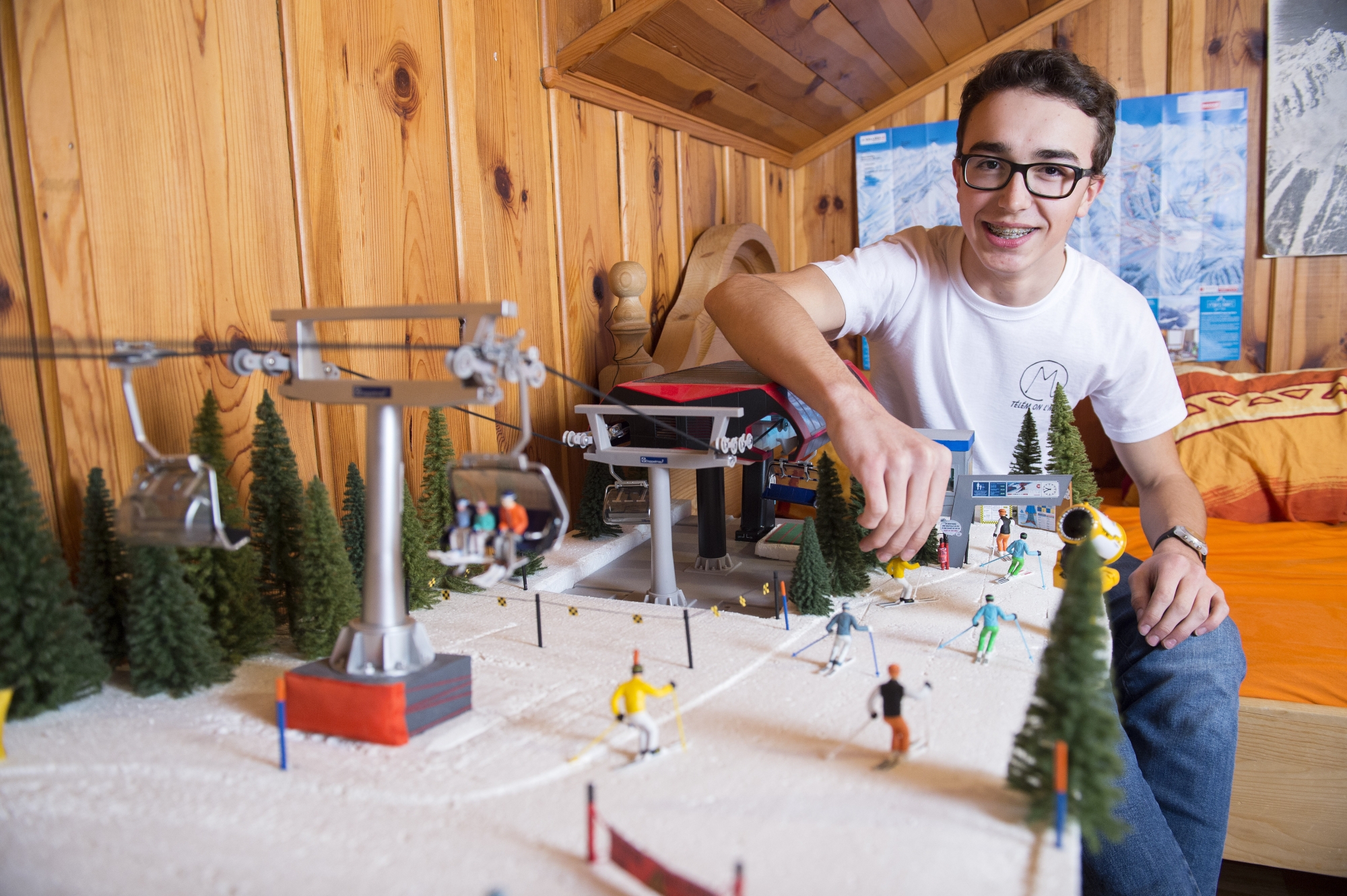 Apprenti mécatronicien en remontées mécaniques, Mathias Hofmann ne se contente pas de développer les maquettes de sa propre station de ski dans sa chambre, il la gère également comme une vraie sur les réseaux sociaux.