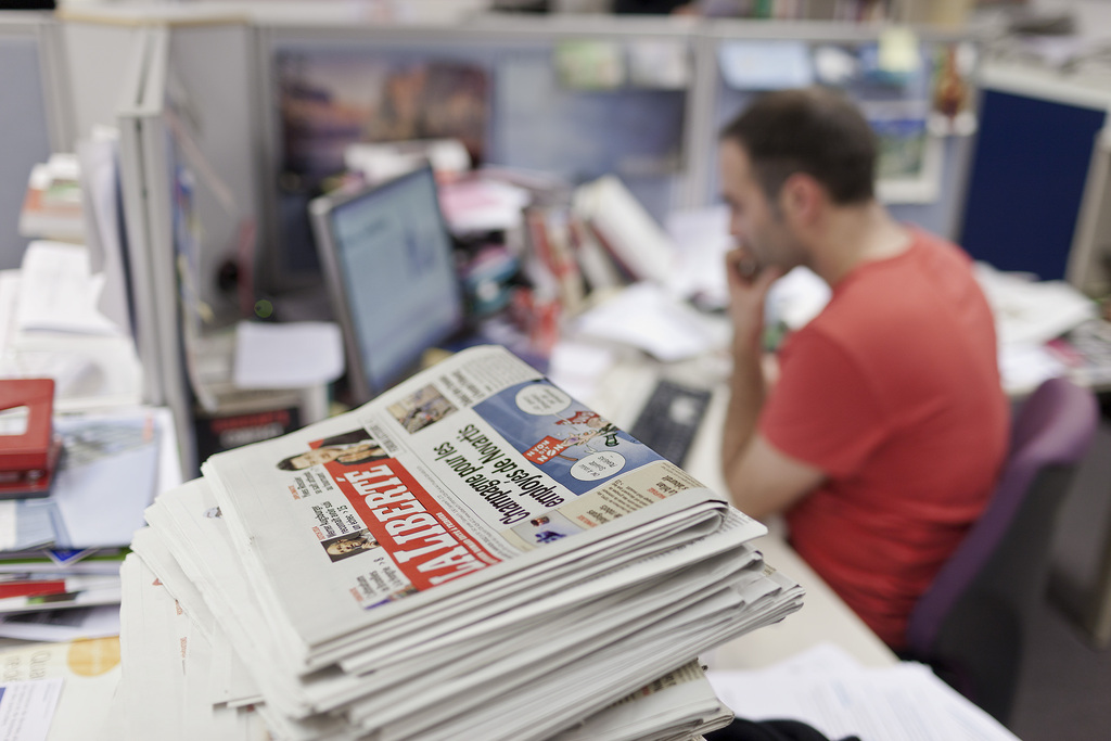 Ein Stapel mit Ausgaben der Zeitung La Liberte liegt in der Redaktion dieser Zeitung, aufgenommen am 19. Januar 2012 in Freiburg. (KEYSTONE/Gaetan Bally)