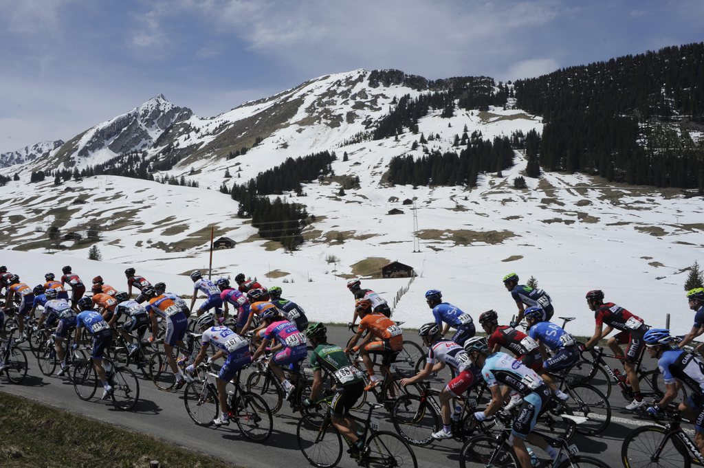 The peloton rides in "Col des Mosses" during the 4th stage, a 184 km race from Bulle to Sion, at the 66th Tour de Romandie UCI ProTour cycling race in Sion, Switzerland, Saturday, April 28, 2012. (KEYSTONE/Jean-Christophe Bott)