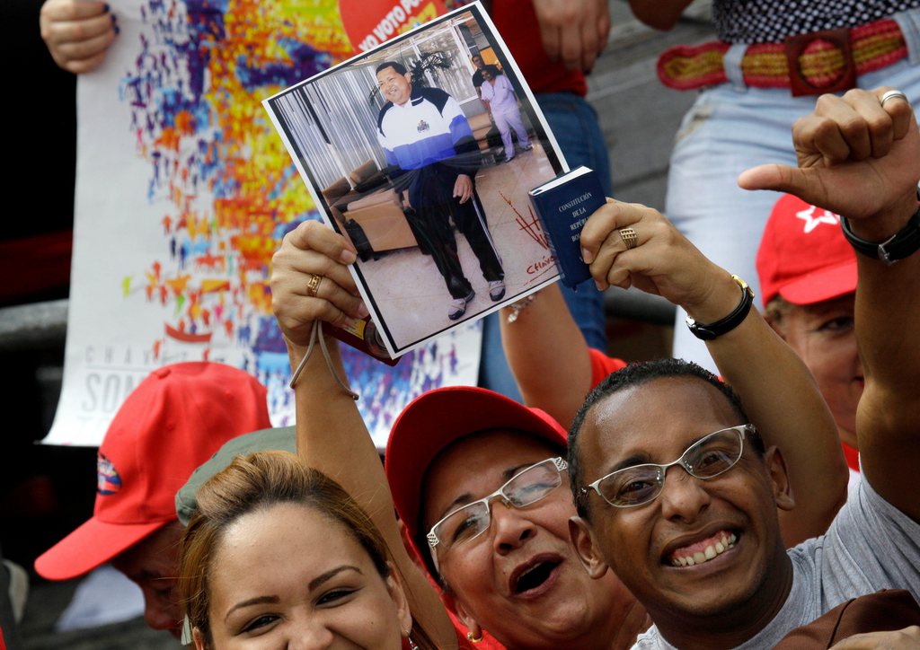La foule attend le retour du président Chavez.