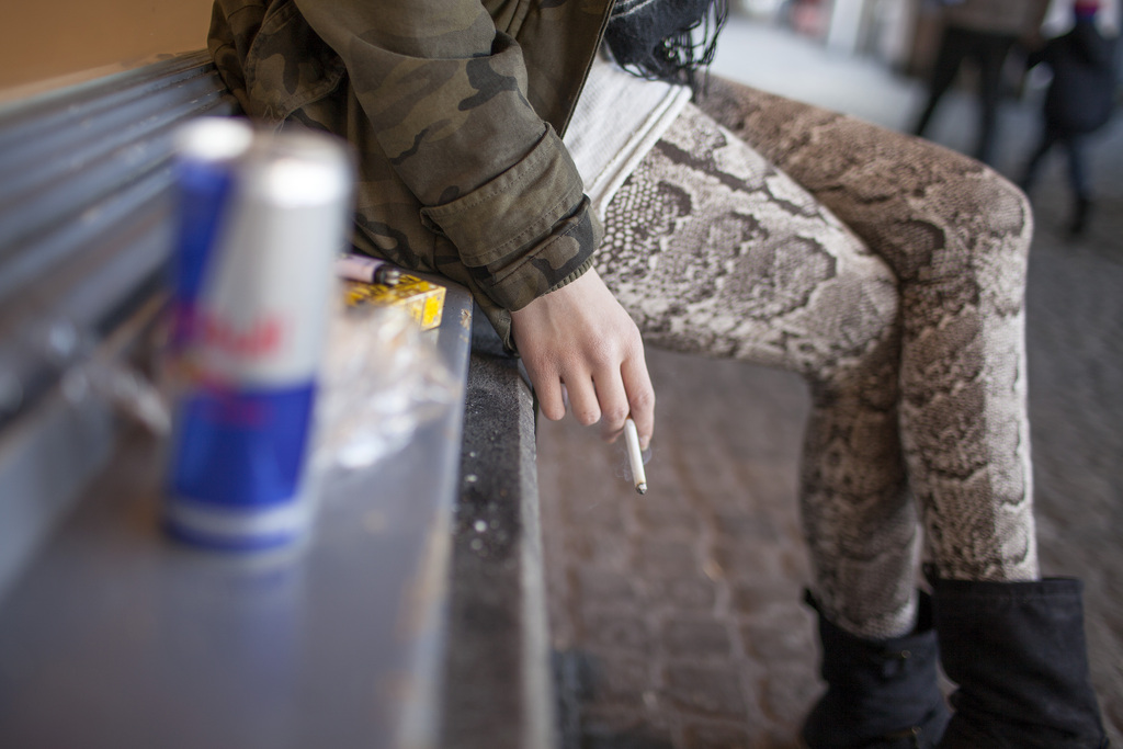 Les communes suisses doivent débourser 50 millions de francs par année rien que pour nettoyer les mégots de cigarette.