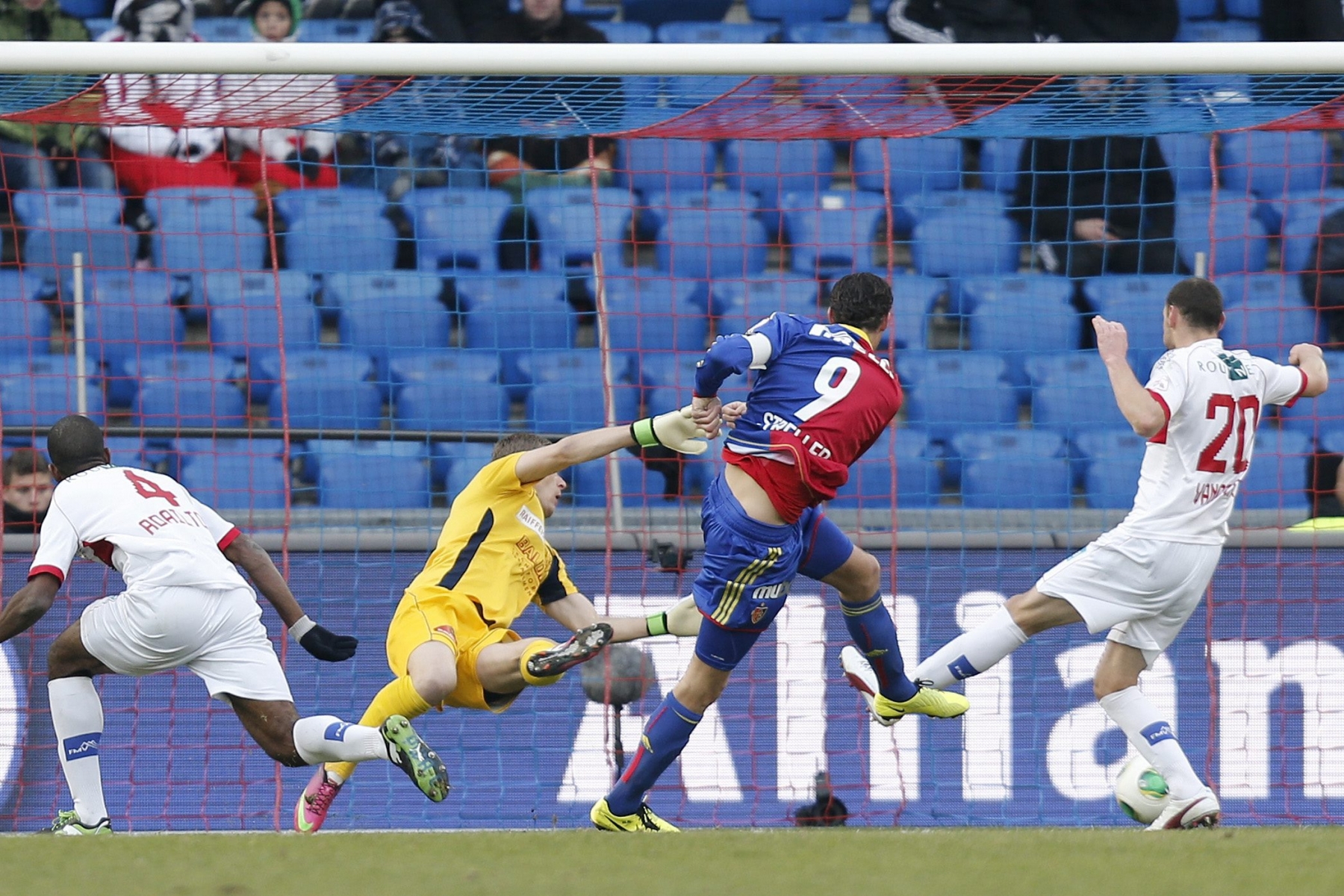 Le Bâlois Marco Streller ouvre le score face à Sion.