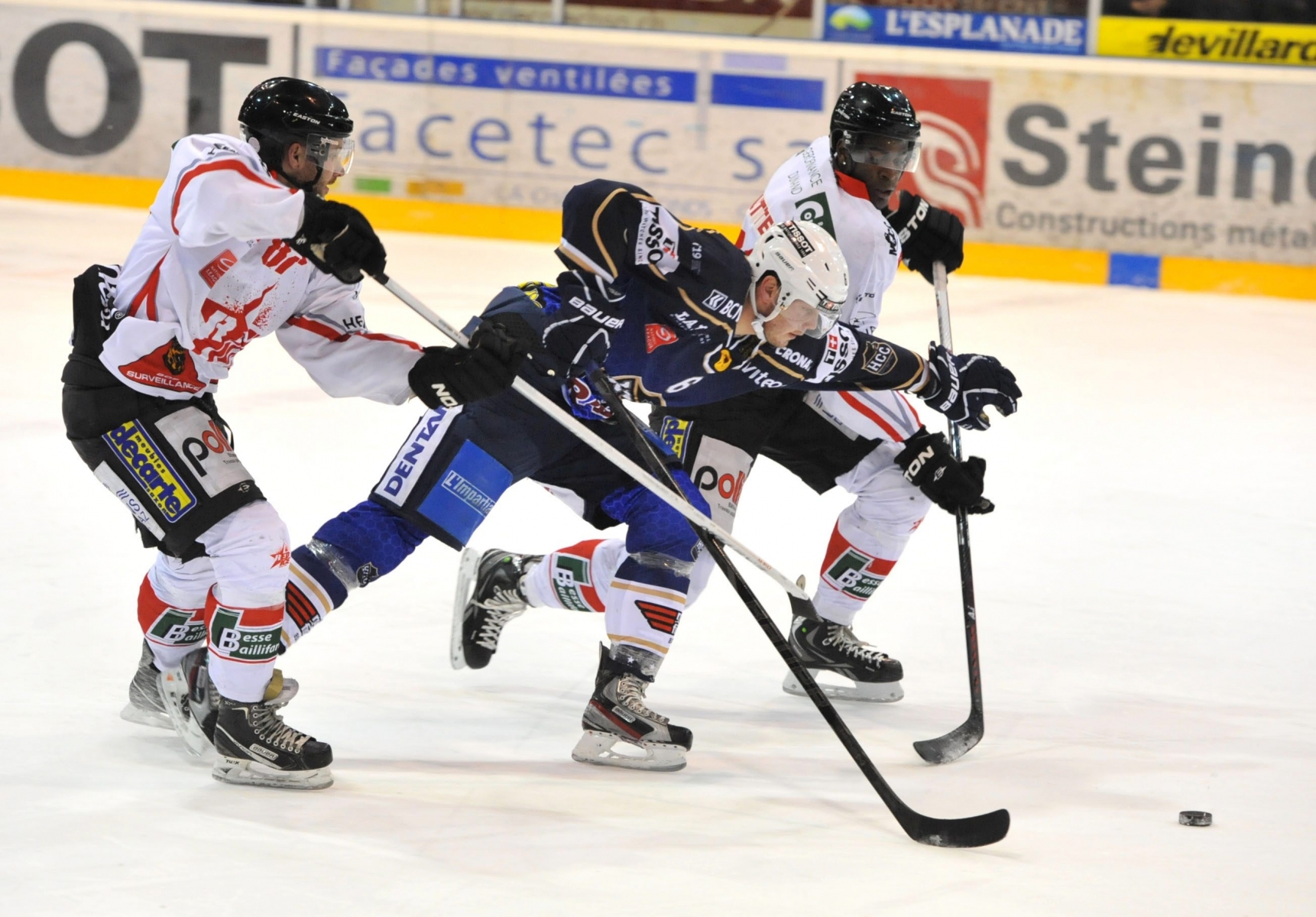 Red Ice s'est imposé ce soir 28 décembre à la Chaux-de-Fonds.