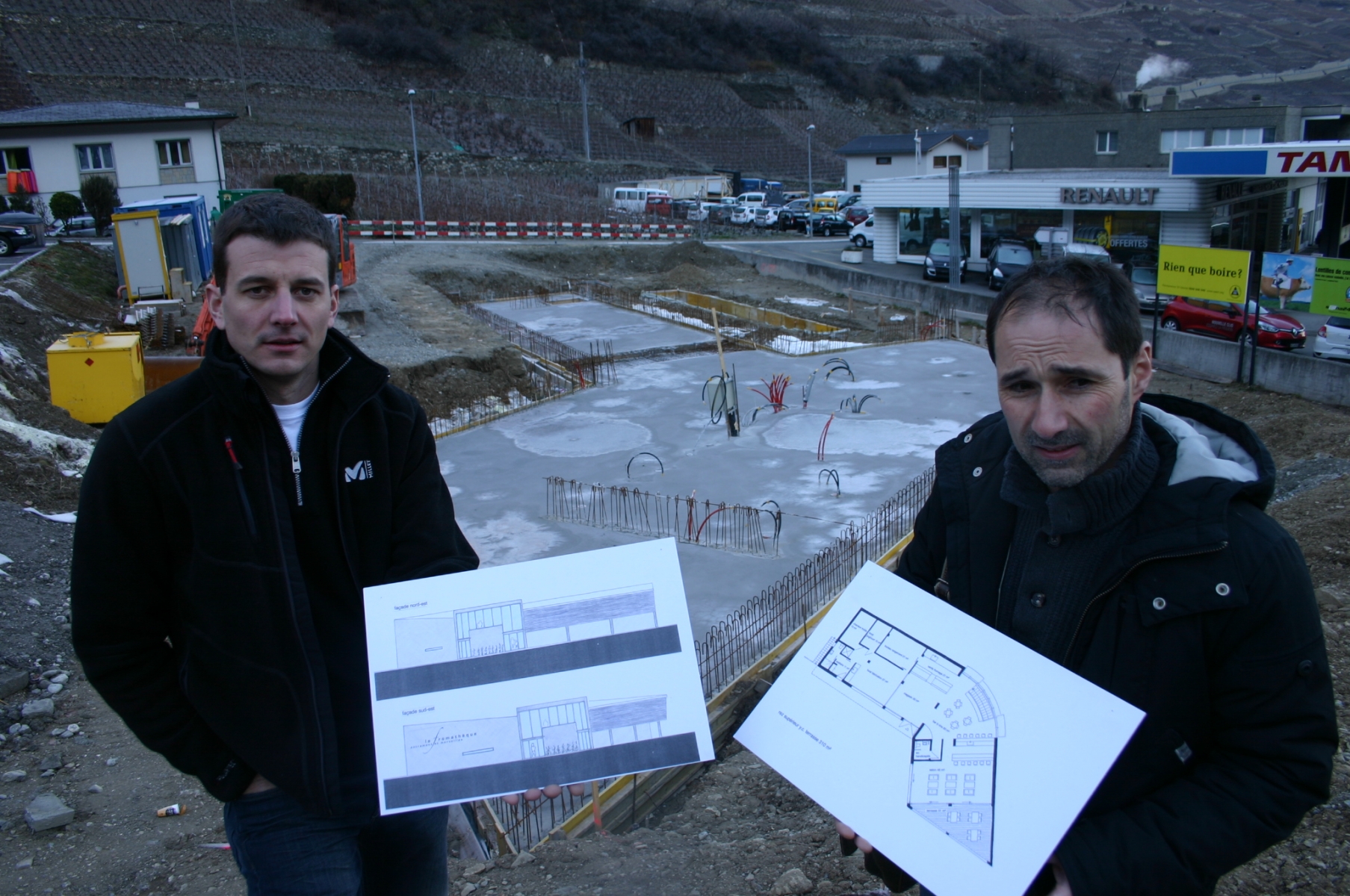 Yan Sutterlin (à g.) et Bertrand Gabioud devant le chantier en construction à l'entrée de la route du Grand-Saint-Bernard, à Martigny-Croix.