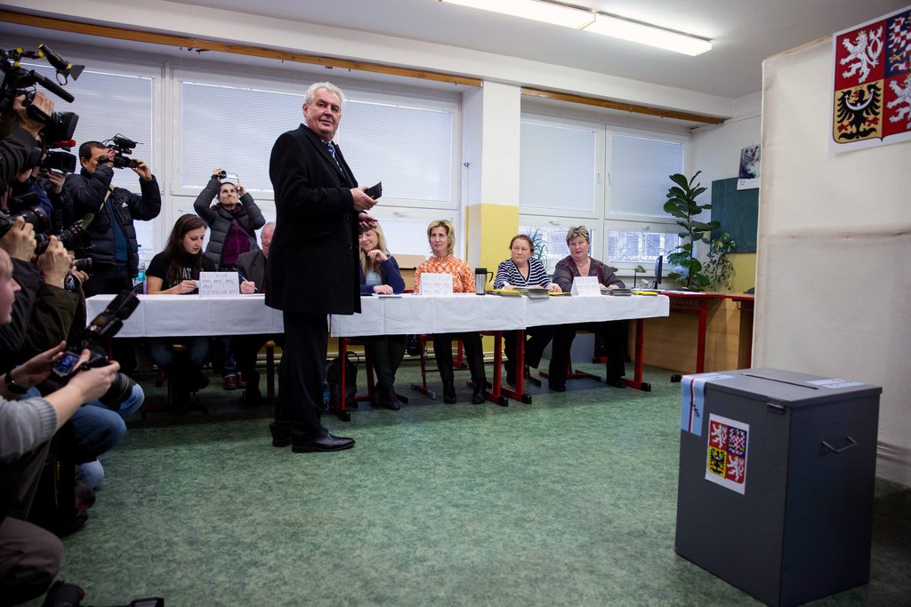 L'ex-Premier ministre tchèque Milos Zeman est arrivé devant l'actuel ministre de la Diplomatie, Karel Schwarzenberg à l'issue du premier tour des élections présidentielles tchèques.