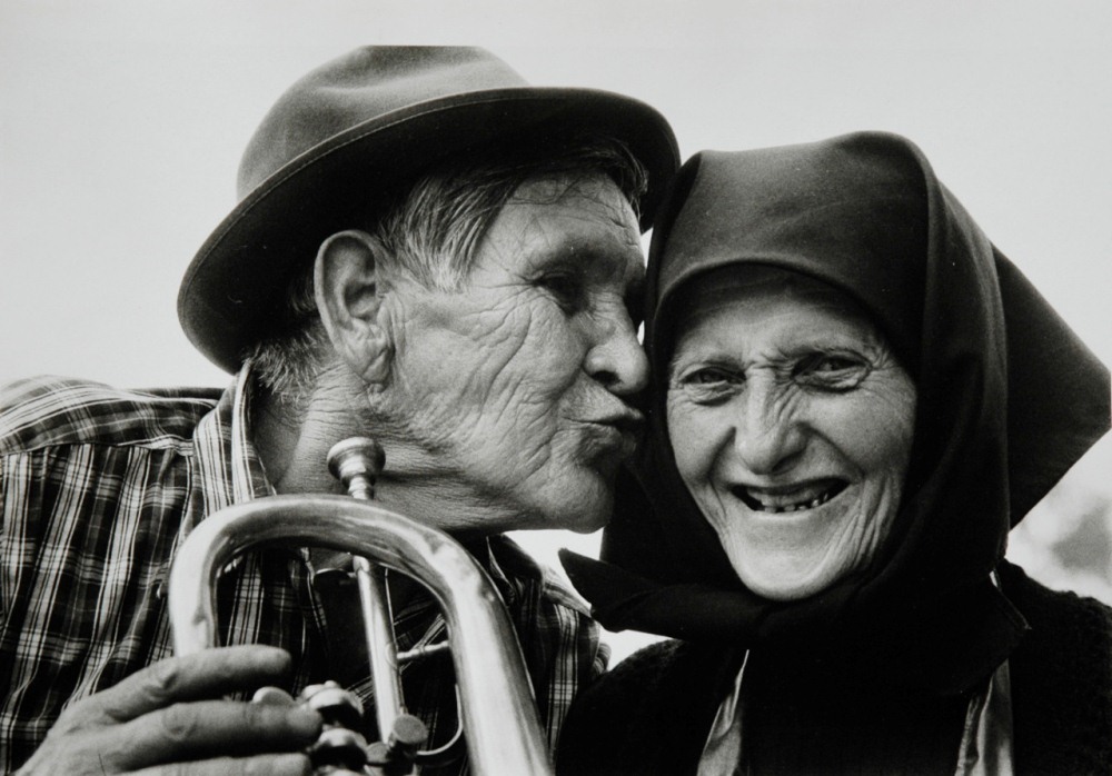 Sabine Weiss cherche à conserver ce qui parfois devient éphémère, un geste, un regard, une émotion. 