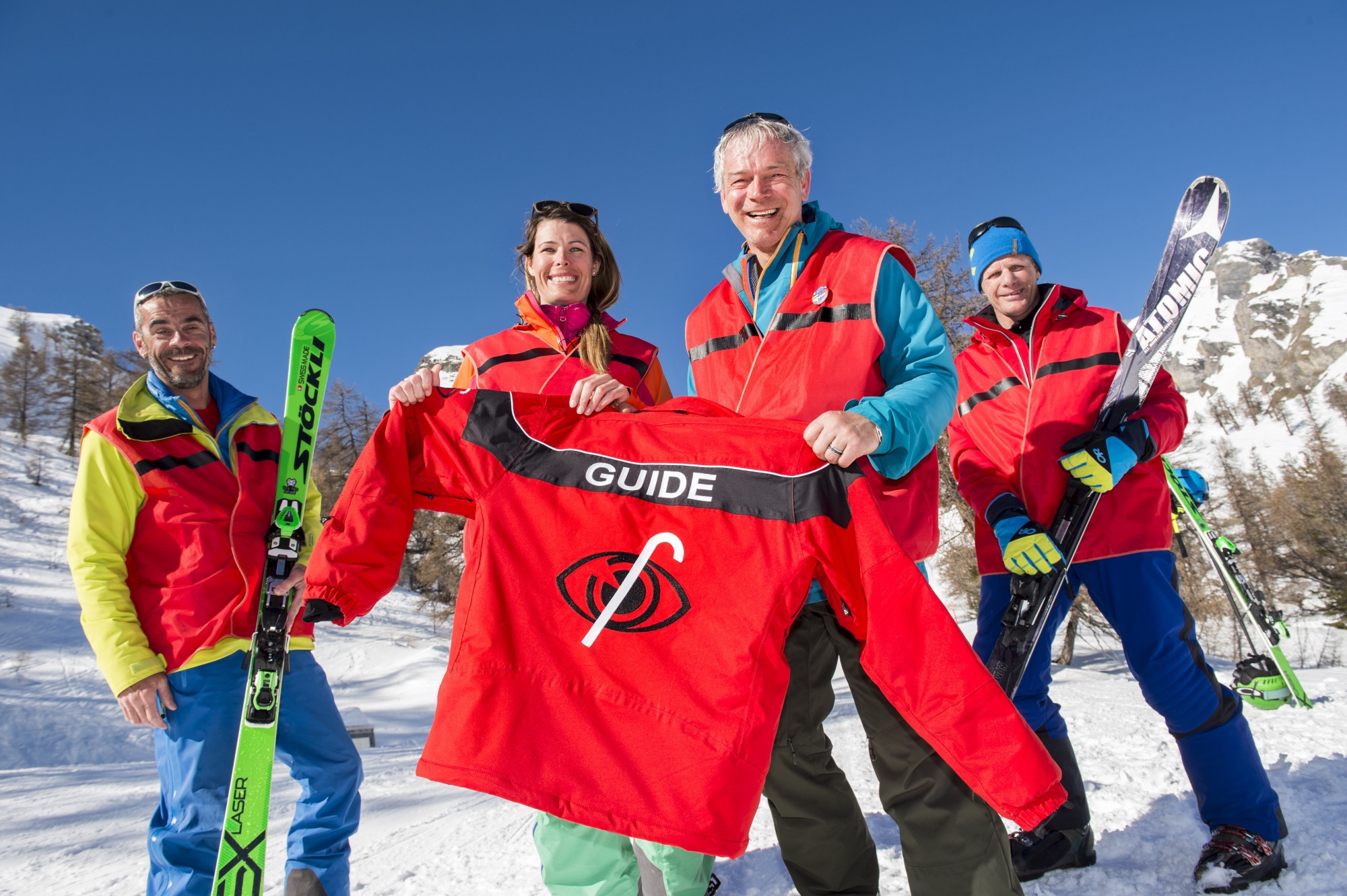 Les Valaisans Florent Dini, Nathalie Bogno, Grégoire Copt et Michel Dupraz (de gauche à droite) peuvent désormais porter la veste rouge, symbole du guide pour aveugle ou malvoyant.