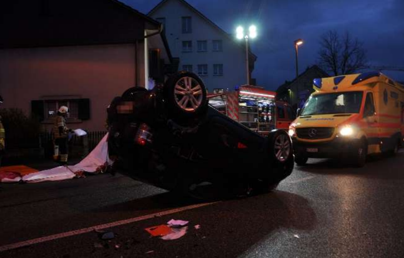 Les secours ont trouvé le véhicule sur le toit à Breitenbach (Soleure). L'homme de 70 ans, blessé, a été héliporté à l'hôpital.