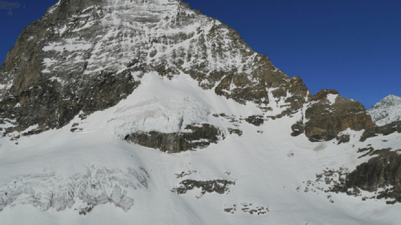 C'est un vol de recherche d’Air-Zermatt qui a permis samedi dernier la découverte des deux corps.