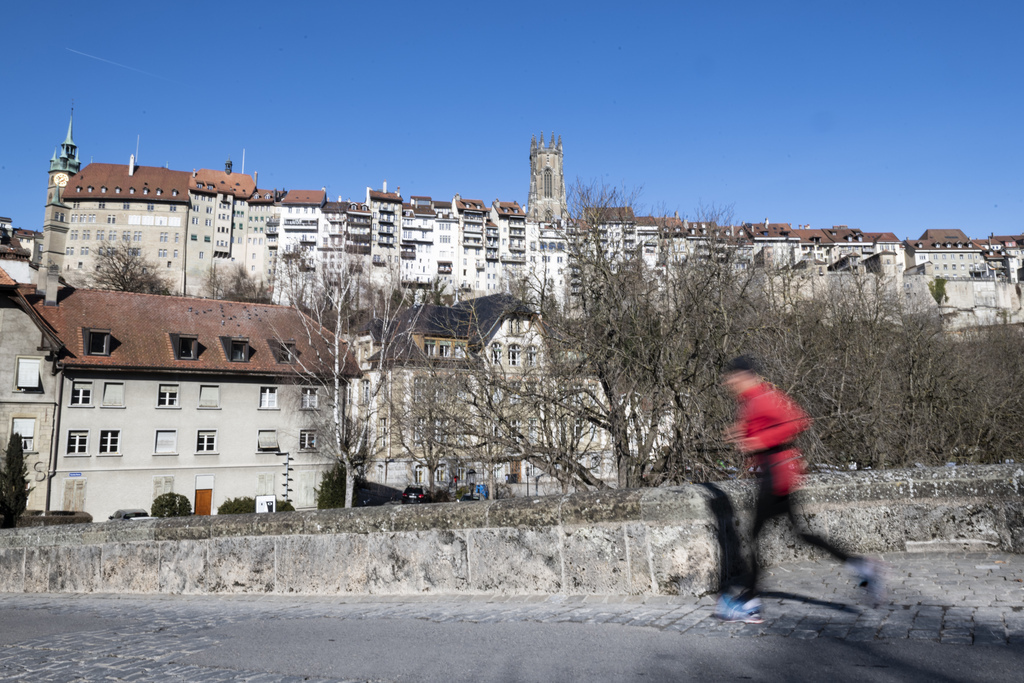 Les températures vont continuer de dépasser la barre des 10 degrés dans de nombreuses régions de Suisse romande, comme ici à Fribourg mercredi dernier.