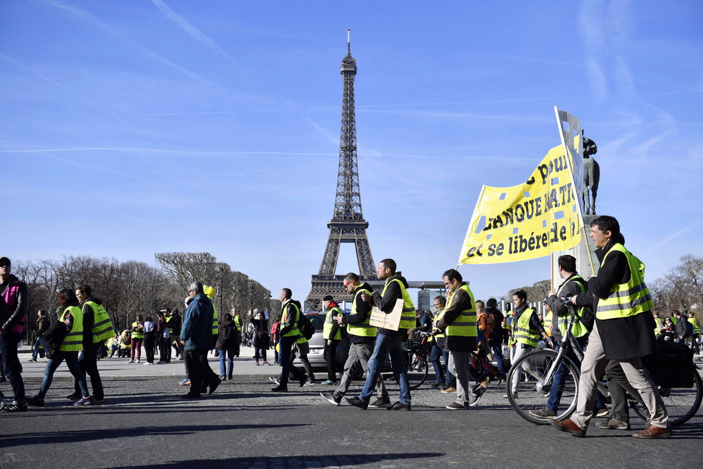 Entre 1000 et 2000 "gilets jaunes" ont défilé dimanche à Paris, 3 mois après le début du mouvement.