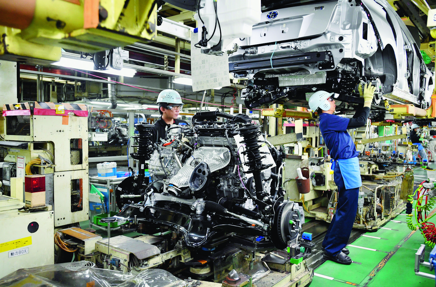 epa06376146 Workers assemble vehicles at the Toyota Tsutsumi car assembly plant in Toyota, near Nagoya, central Japan, 08 December 2017. The fourth-generation of the Prius hybrid vehicle is assembled at the Tsutsumi plant.  EPA/FRANCK ROBICHON JAPAN TOYOTA PLANT