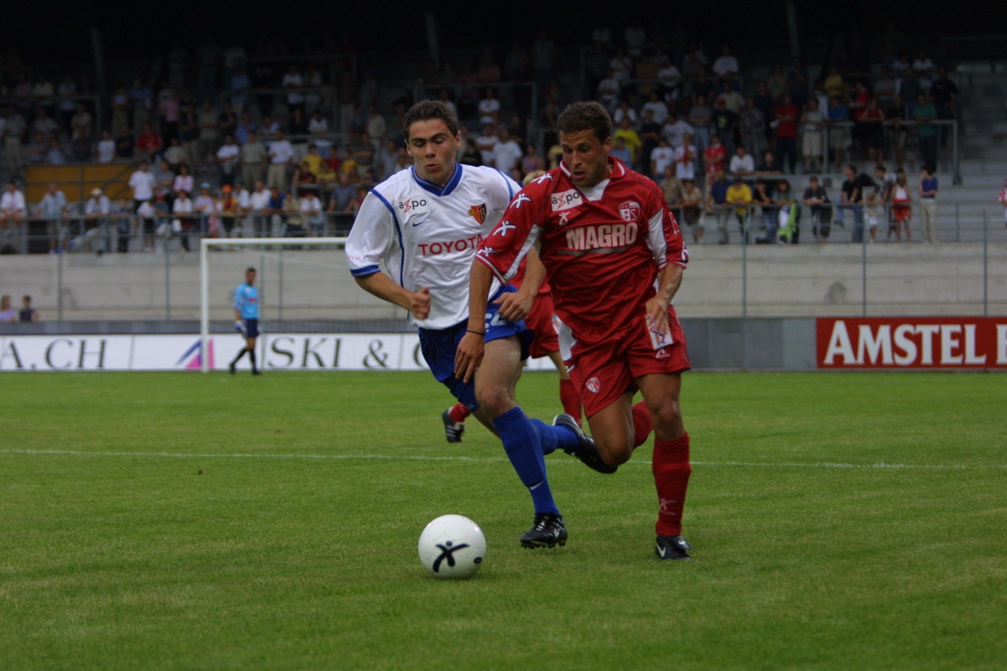 Grégory Duruz échappe à Ivan Ergic lors de la victoire du FC Sion face au FC Bâle, 8-1, le 4 juillet 2001.