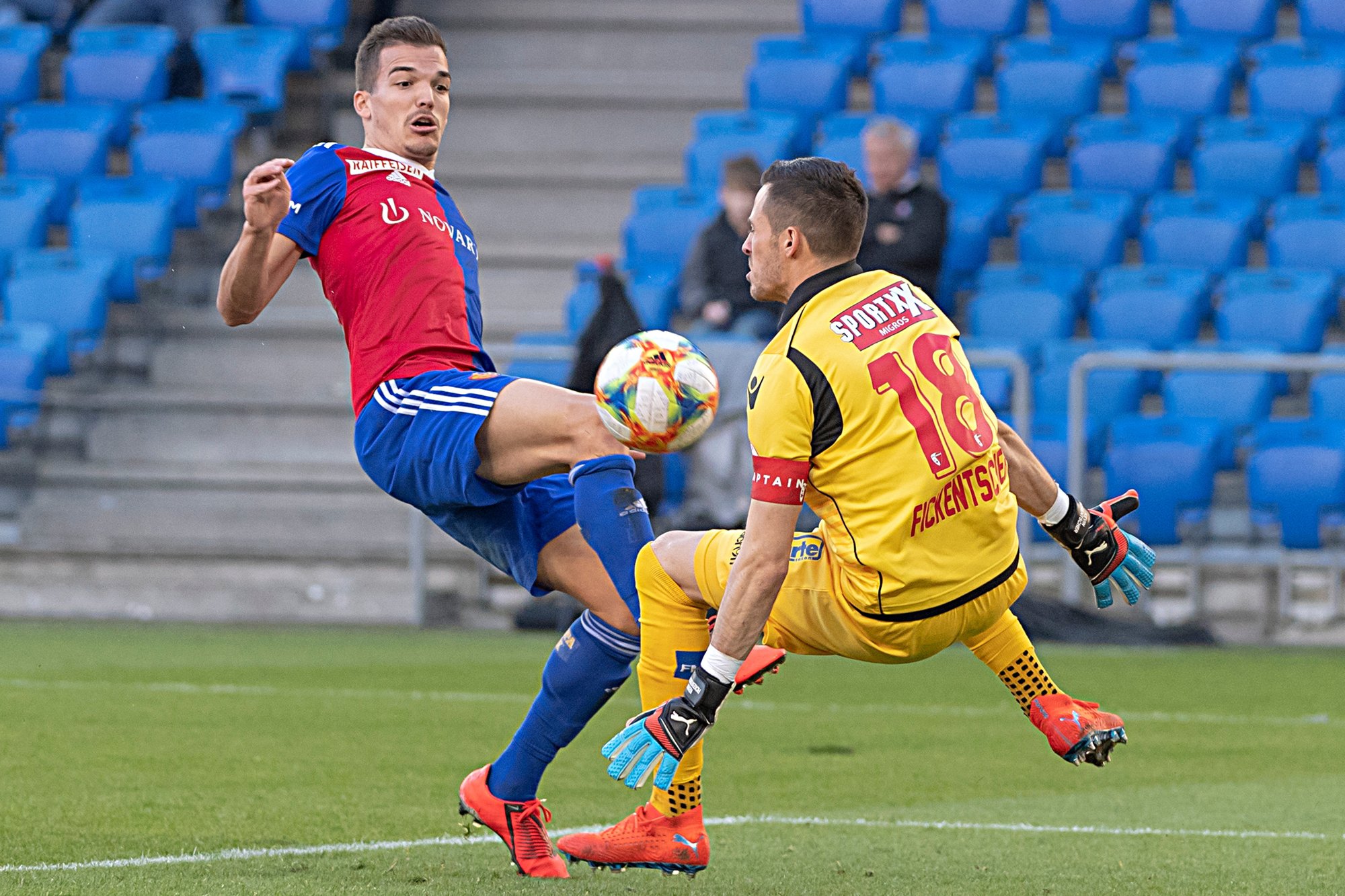 Kevin Fickentscher intervient devant Kevin Bua, fautivement selon l'arbitre de la rencontre.