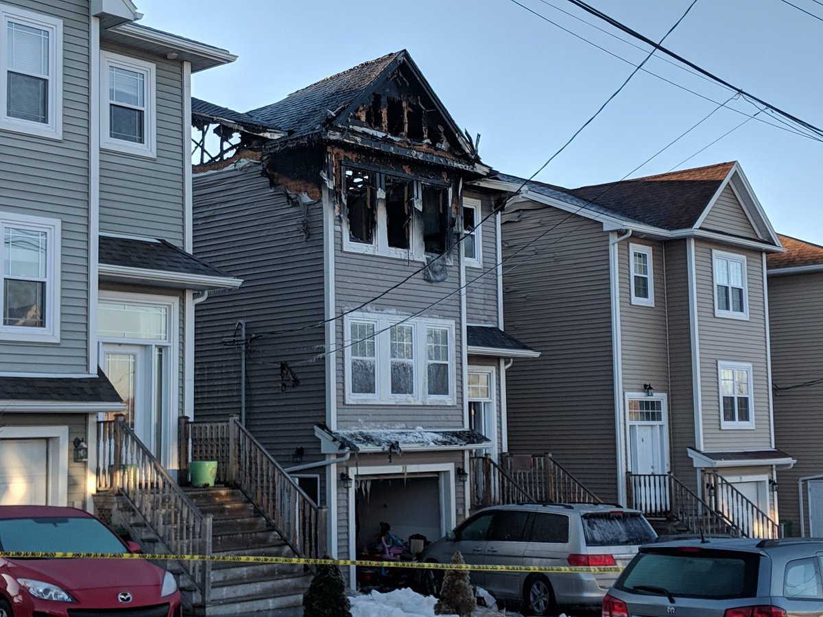 La maison familiale a été ravagée par les flammes.