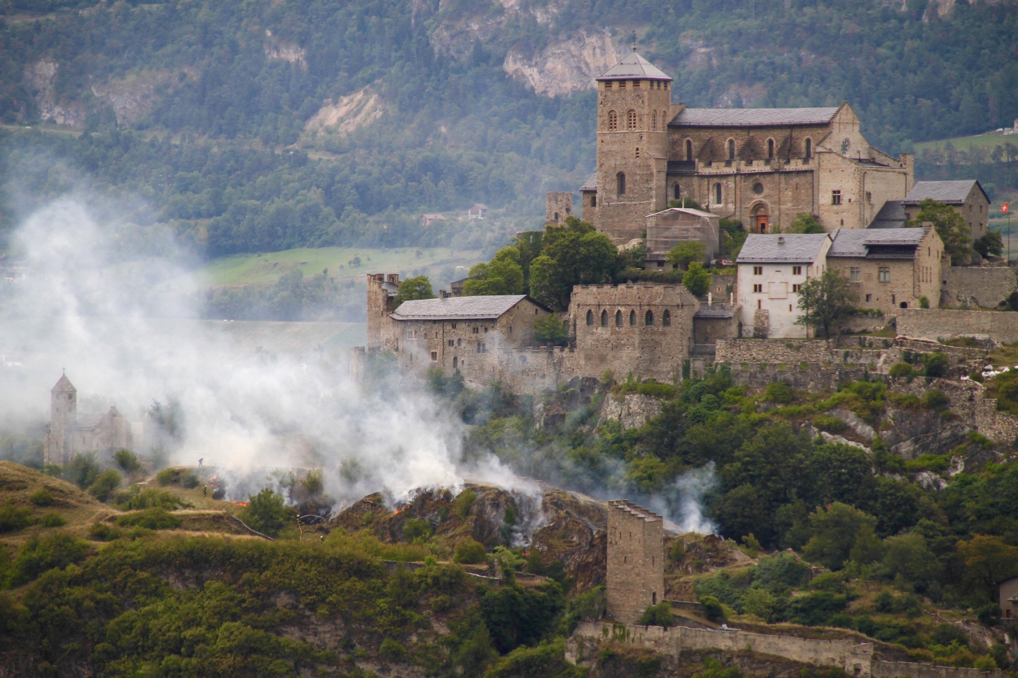 Le feu sur la colline de Valère avait mobilisé une trentaine de pompiers le 30 juillet 2017.