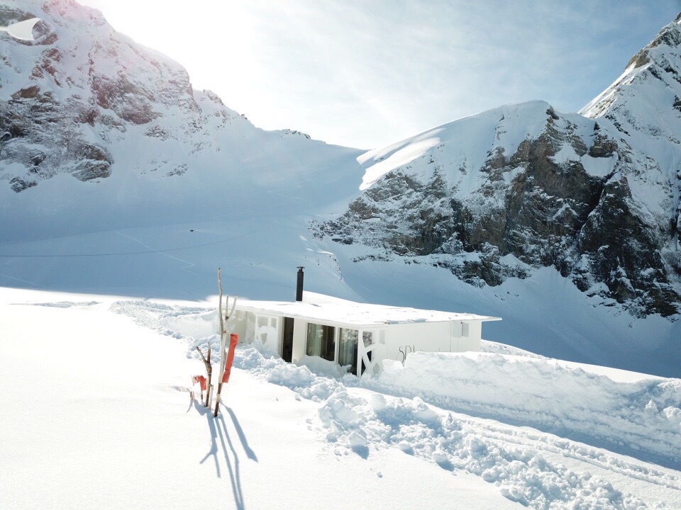 Le bungalow-spa au milieu de la neige est doté de tout le confort nécessaire à un séjour inoubliable.