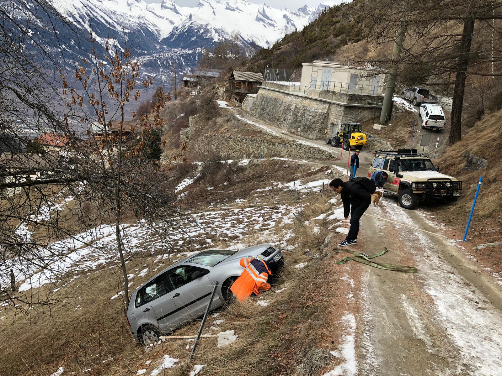 Un panneau indique que le chemin de la Montagne à Isérables est interdit à la circulation en hiver. Contrairement à certains GPS...
