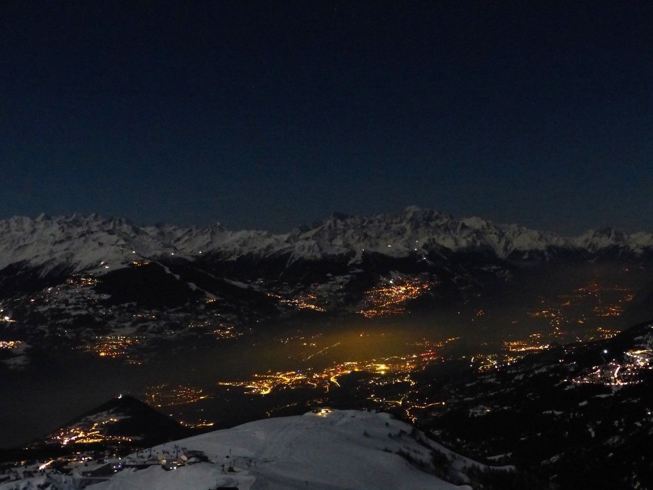 Vue de Bellalui, ce cliché révèle l'intensité de l'éclairage nocturne sur le Valais central.