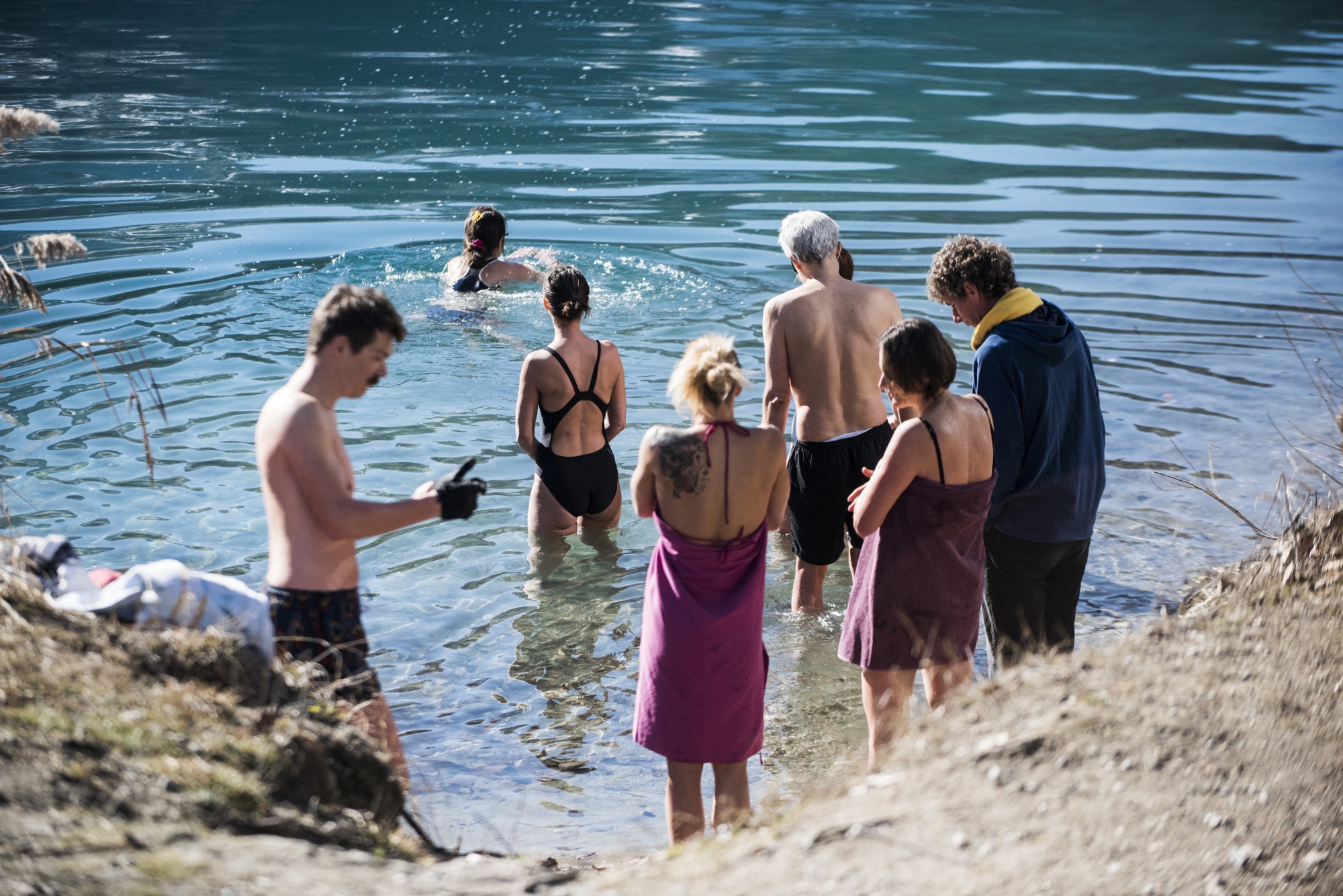 Tous les jeudis de l’hiver, une quinzaine de Valaisans se baignent dans les eaux glacées des Iles afin de profiter de leurs vertus thérapeutiques. 