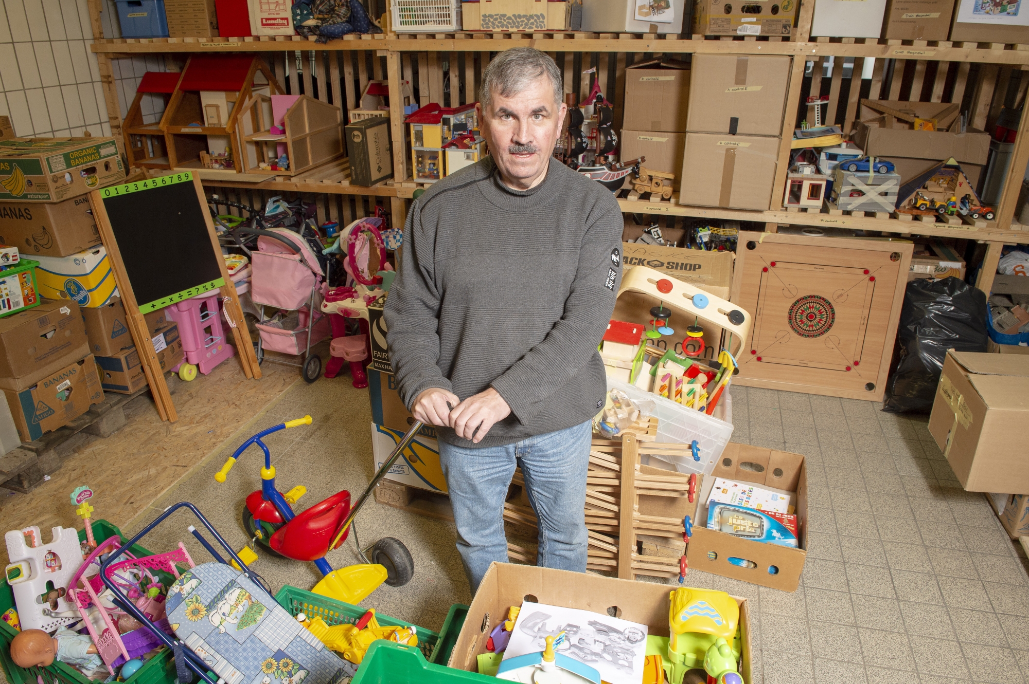 A la recherche d'un emploi depuis deux ans, Léo Masseraz répare des jouets dans l'atelier du Dé Magique de l'OSEO Valais depuis le mois d'octobre.
