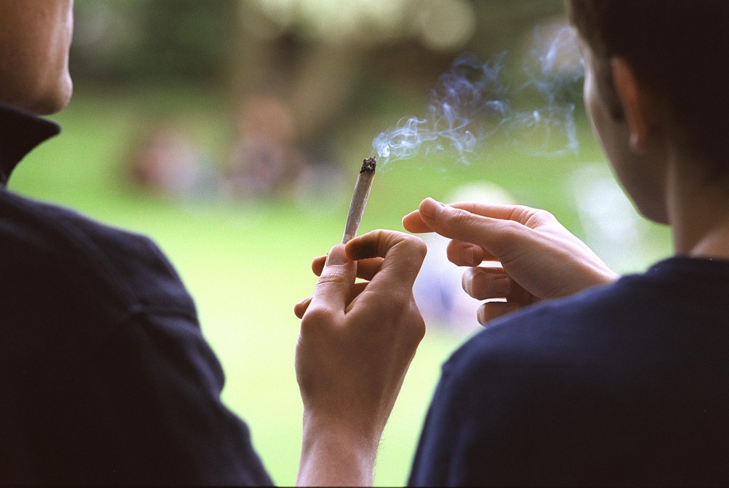 Un garçon sur cinq (21%) et 13% des filles ont indiqué au moins une prise de cannabis au cours des 30 jours précédents l'enquête. (illustration)